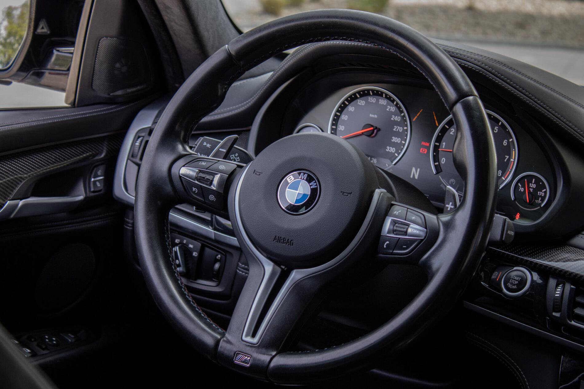 2016 BMW X6 M, bílá suv, 227 553 km