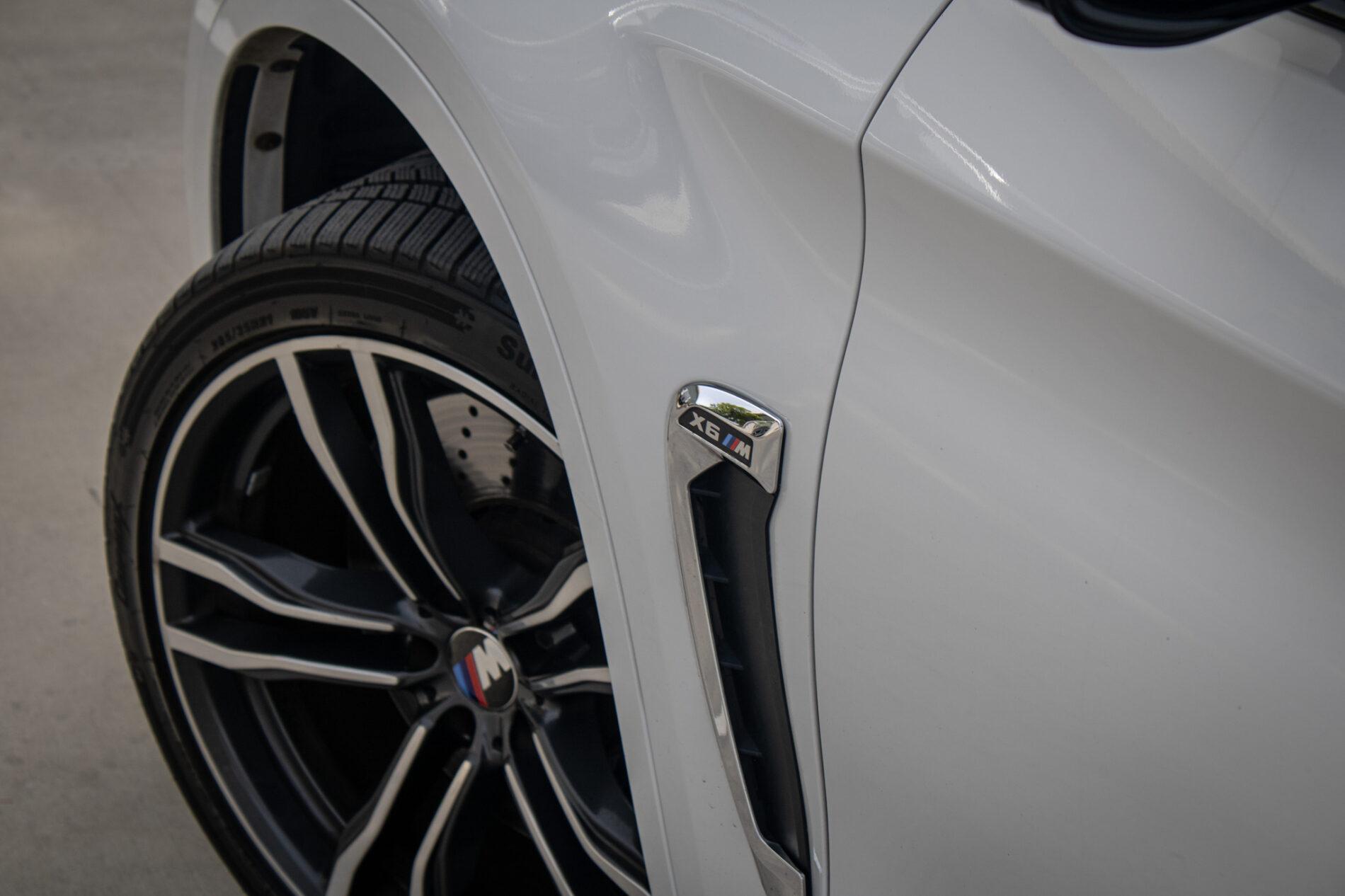 2016 BMW X6 M, bílá suv, 227 553 km