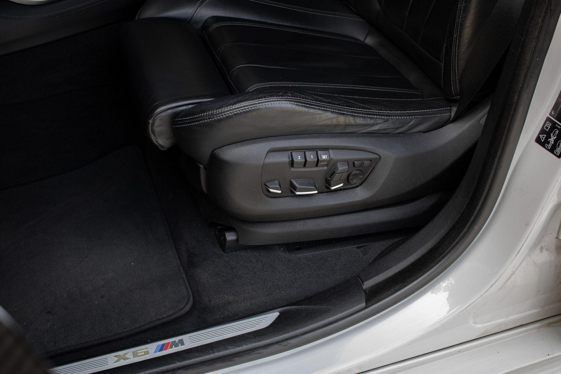 2016 BMW X6 M, bílá suv, 227 553 km