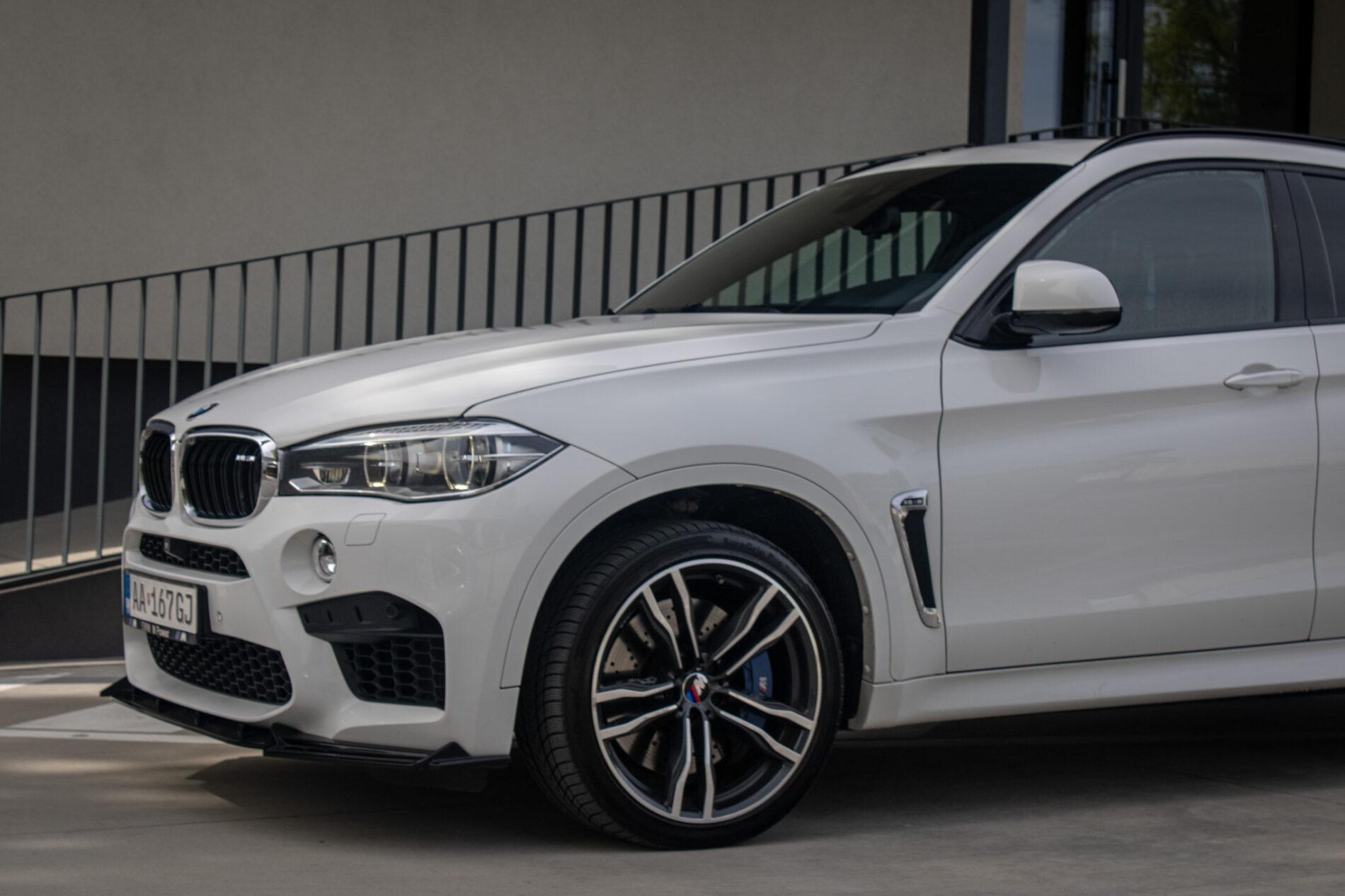 2016 BMW X6 M, bílá suv, 227 553 km