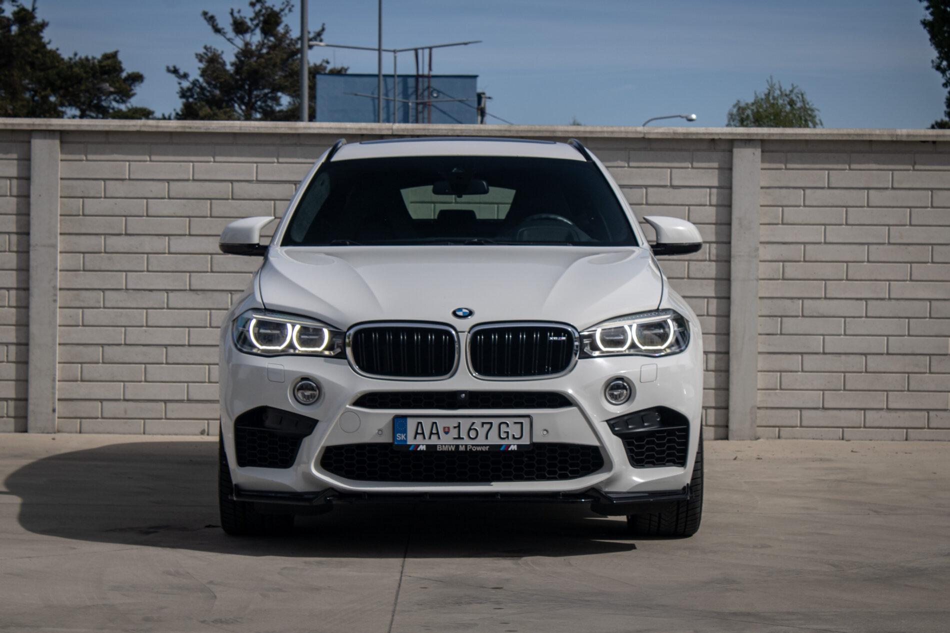 2016 BMW X6 M, bílá suv, 227 553 km