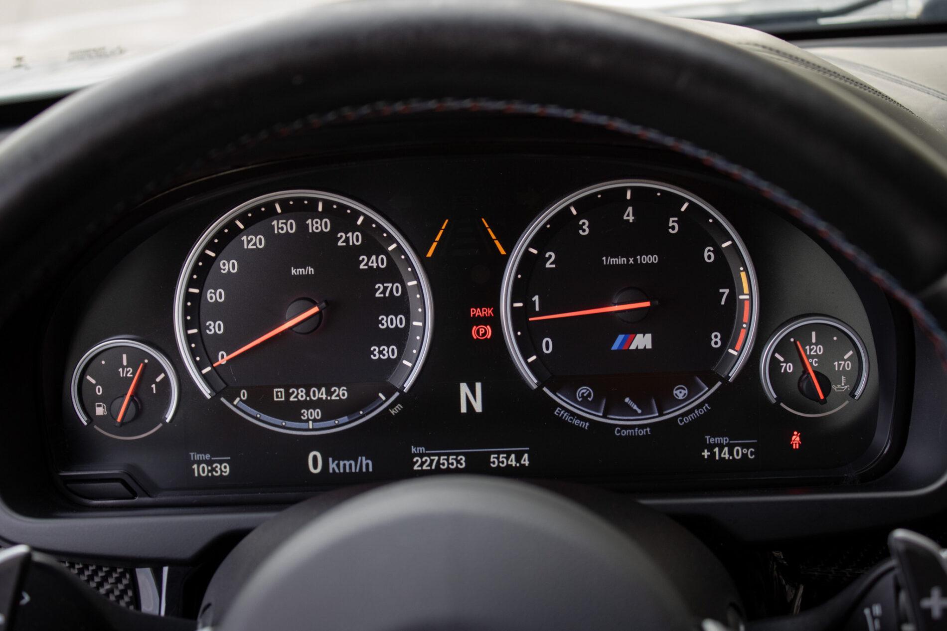 2016 BMW X6 M, bílá suv, 227 553 km
