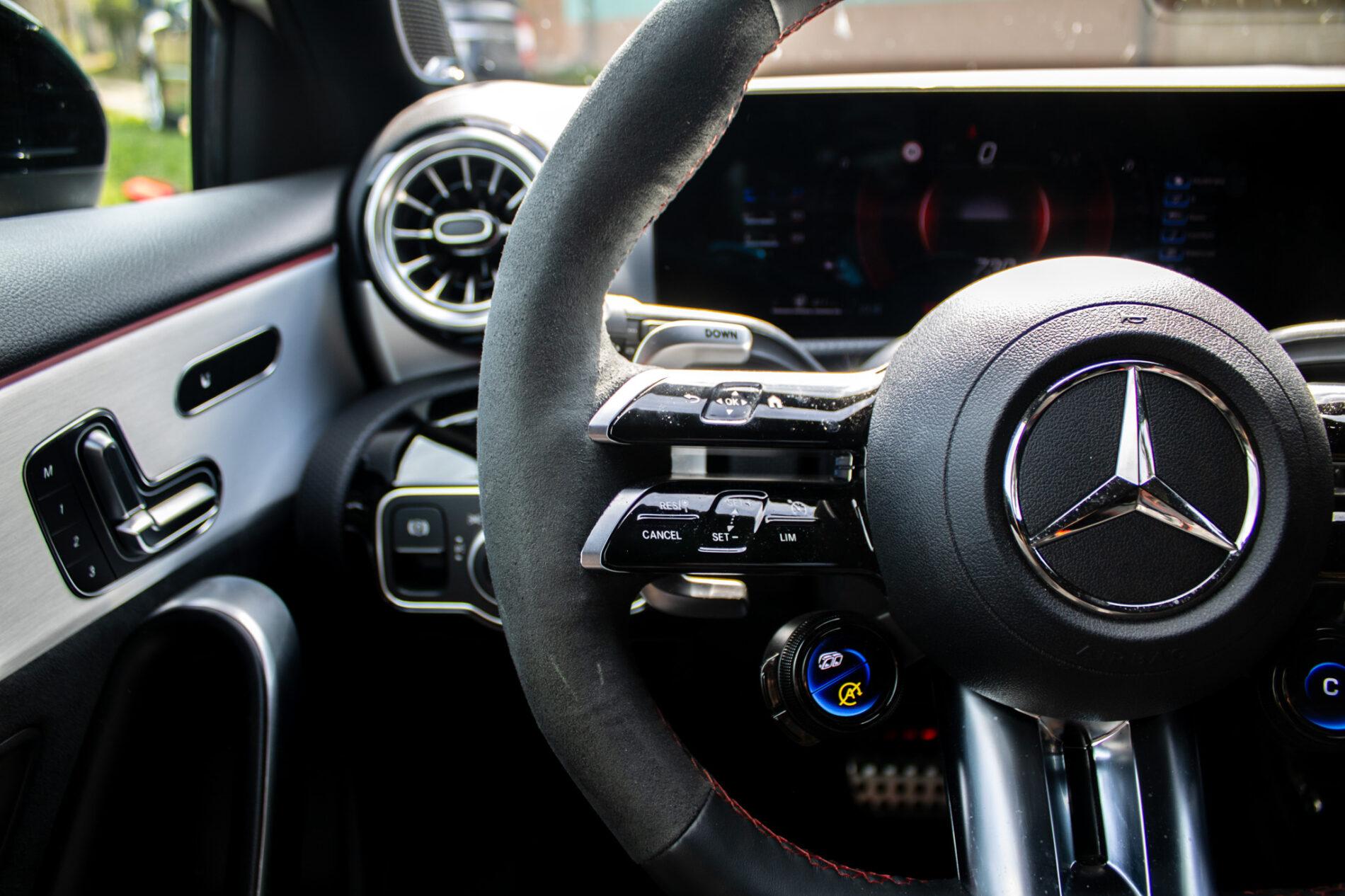 2024 Mercedes-Benz A 45 AMG S, bílá hatchback, 6 500 km