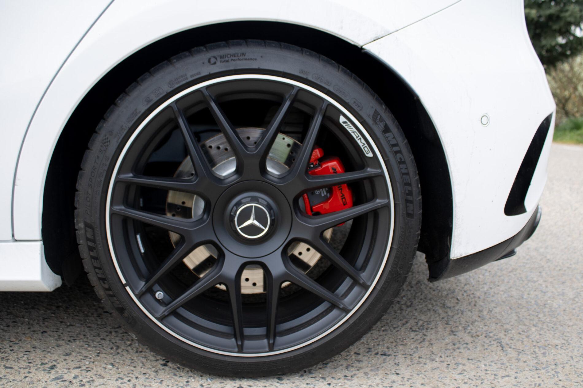 2024 Mercedes-Benz A 45 AMG S, bílá hatchback, 6 500 km