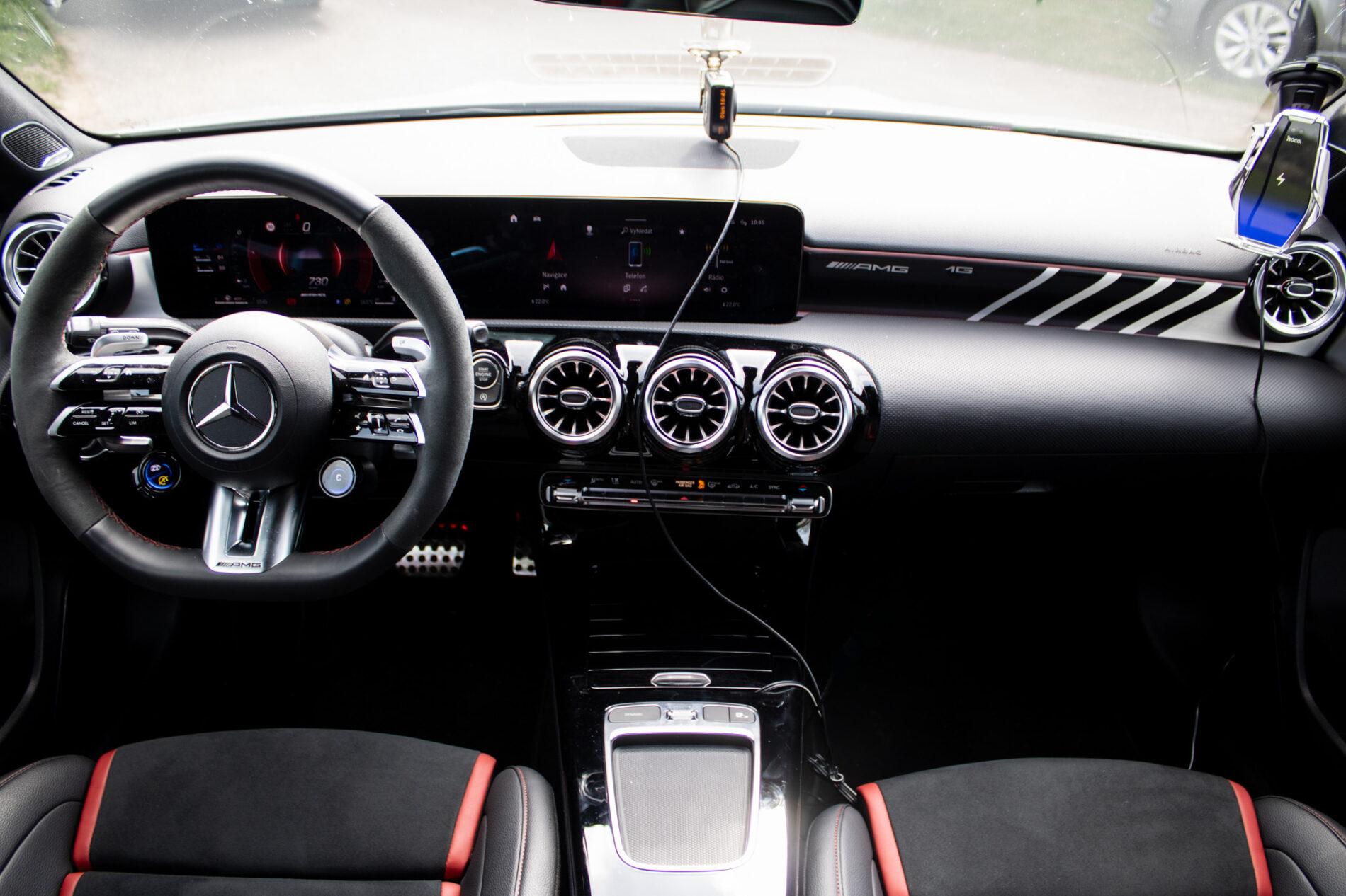 2024 Mercedes-Benz A 45 AMG S, bílá hatchback, 6 500 km