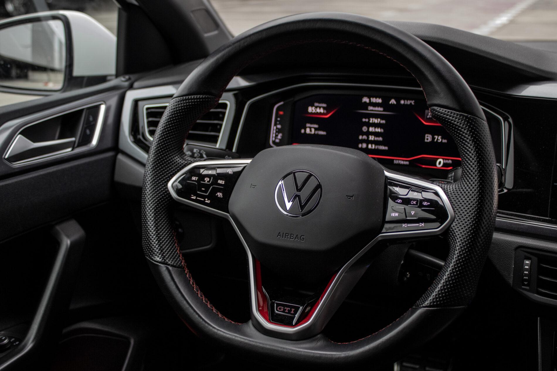 2022 Volkswagen Polo GTI, bílá hatchback, 53 706 km