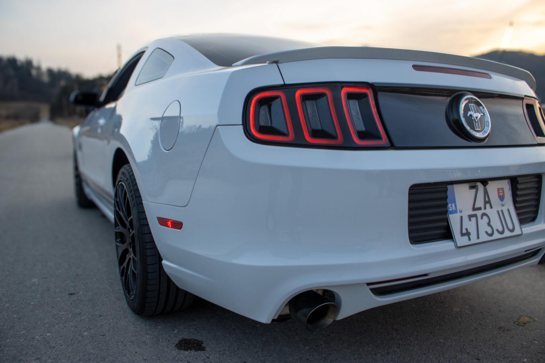 2014 Ford Mustang, bílá kupé, 145 899 km