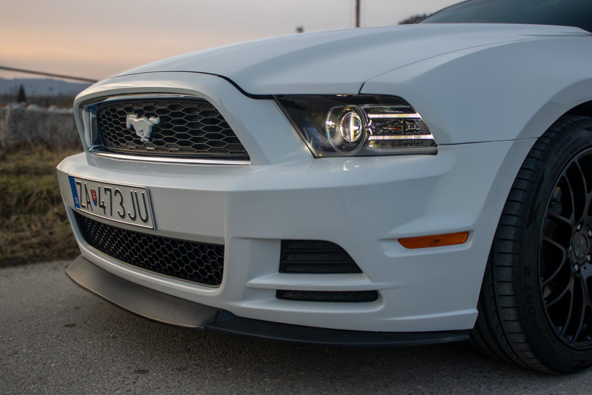 2014 Ford Mustang, bílá kupé, 145 899 km