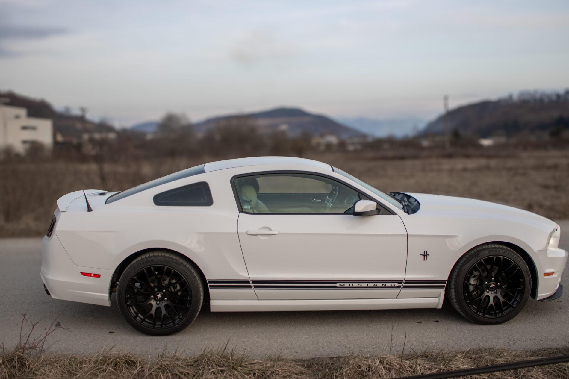 2014 Ford Mustang, bílá kupé, 145 899 km