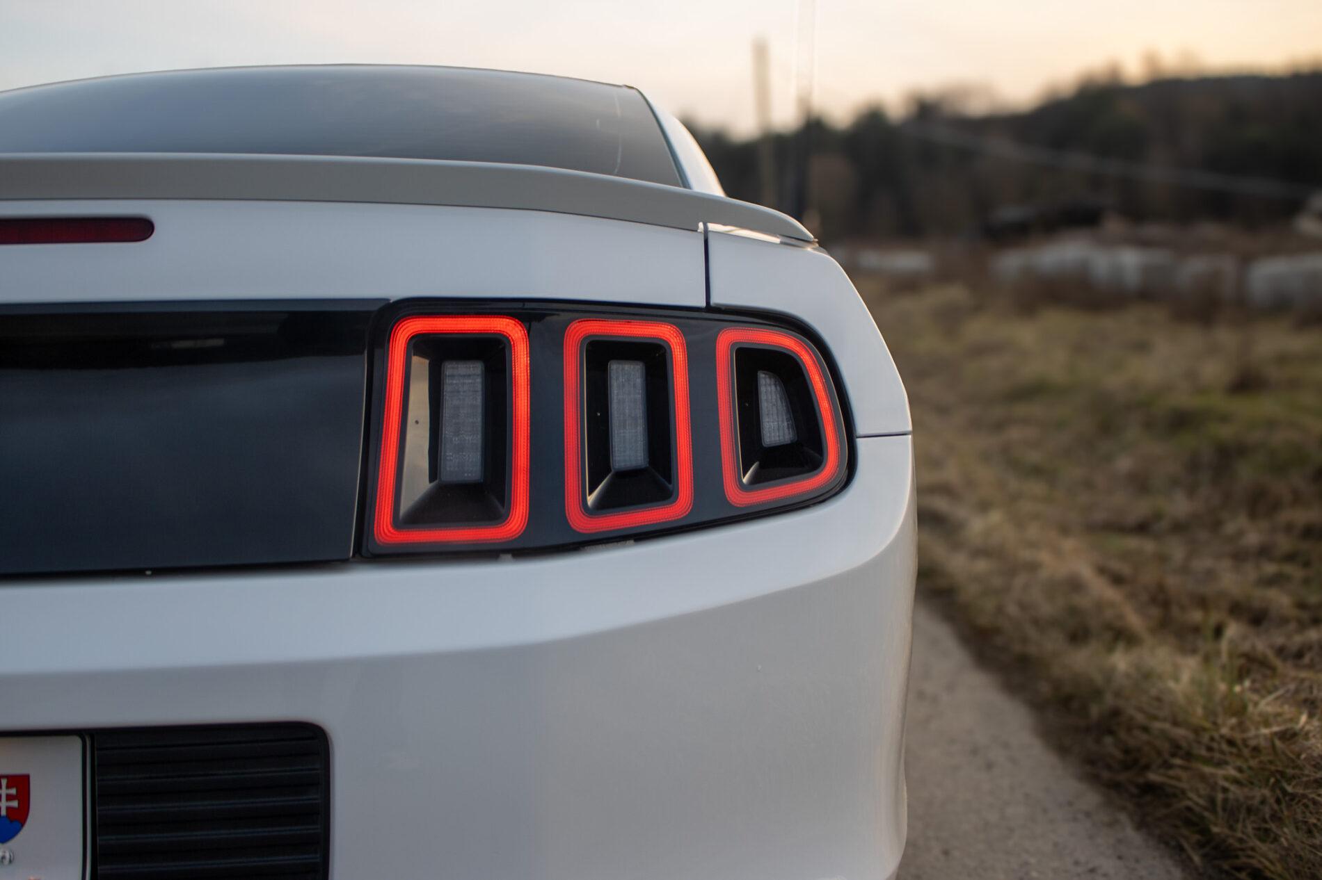 2014 Ford Mustang, bílá kupé, 145 899 km