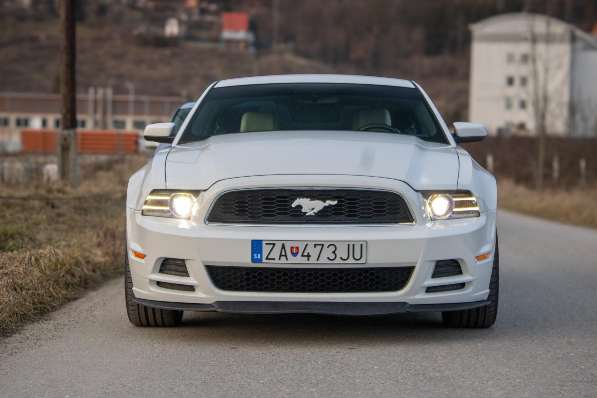 2014 Ford Mustang, bílá kupé, 145 899 km