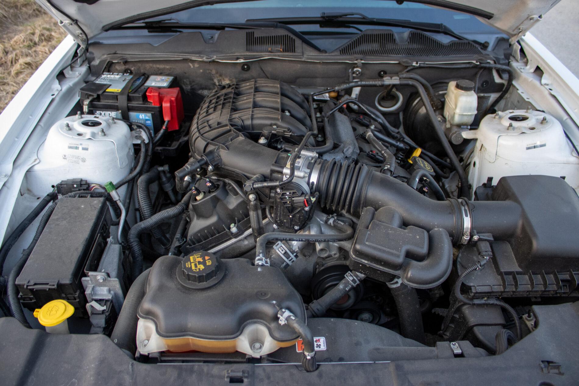 2014 Ford Mustang, bílá kupé, 145 899 km