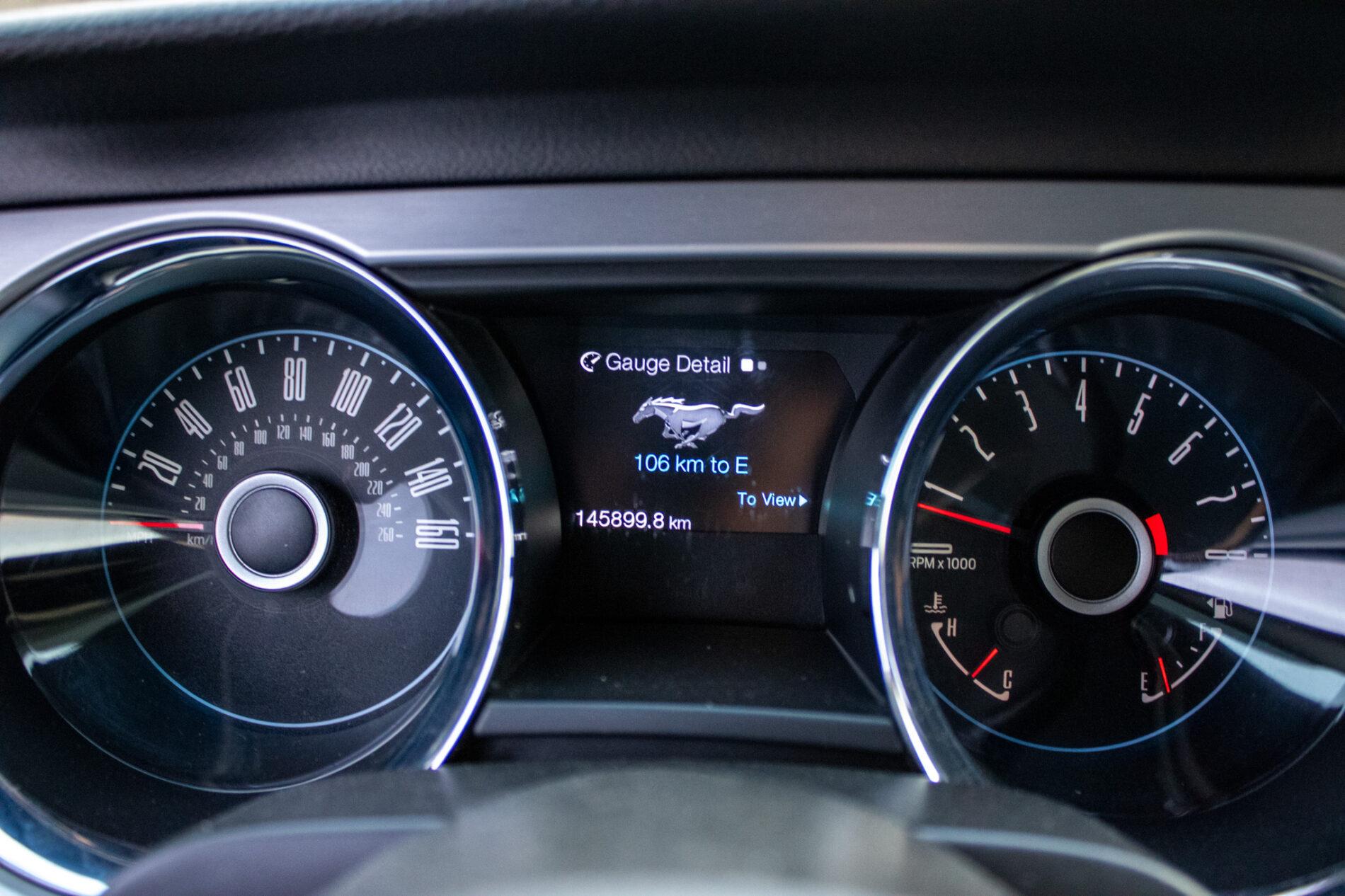 2014 Ford Mustang, bílá kupé, 145 899 km