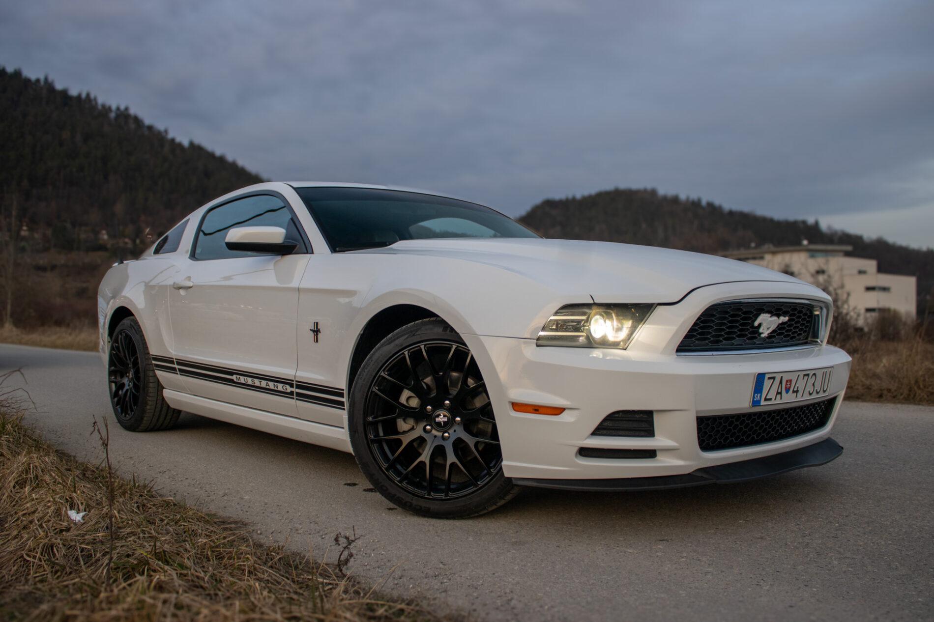 2014 Ford Mustang, bílá kupé, 145 899 km