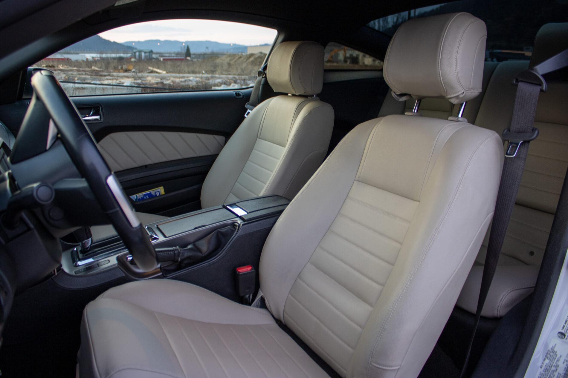 2014 Ford Mustang, bílá kupé, 145 899 km