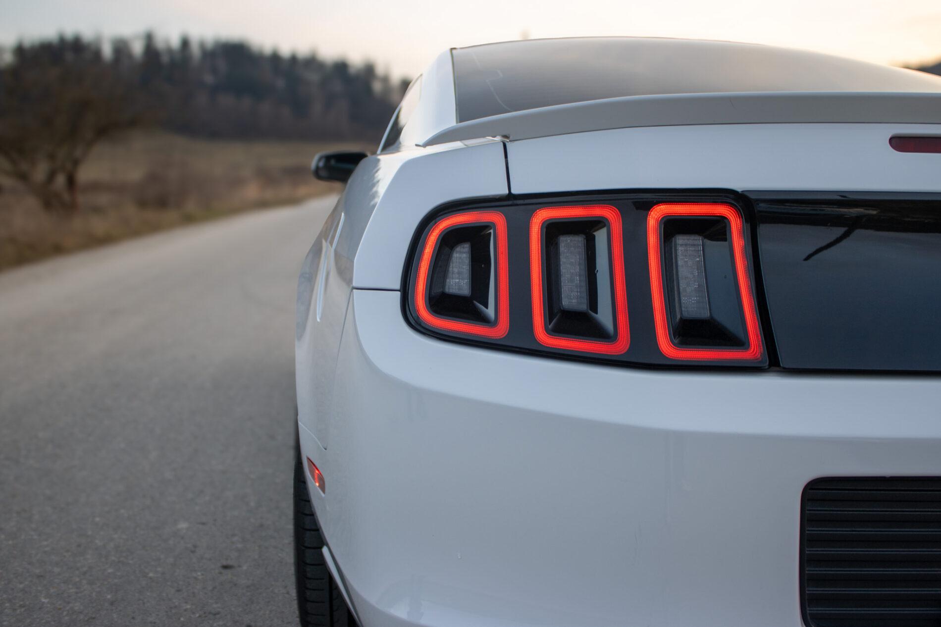 2014 Ford Mustang, bílá kupé, 145 899 km