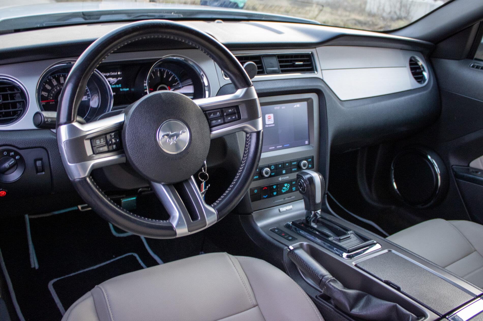 2014 Ford Mustang, bílá kupé, 145 899 km