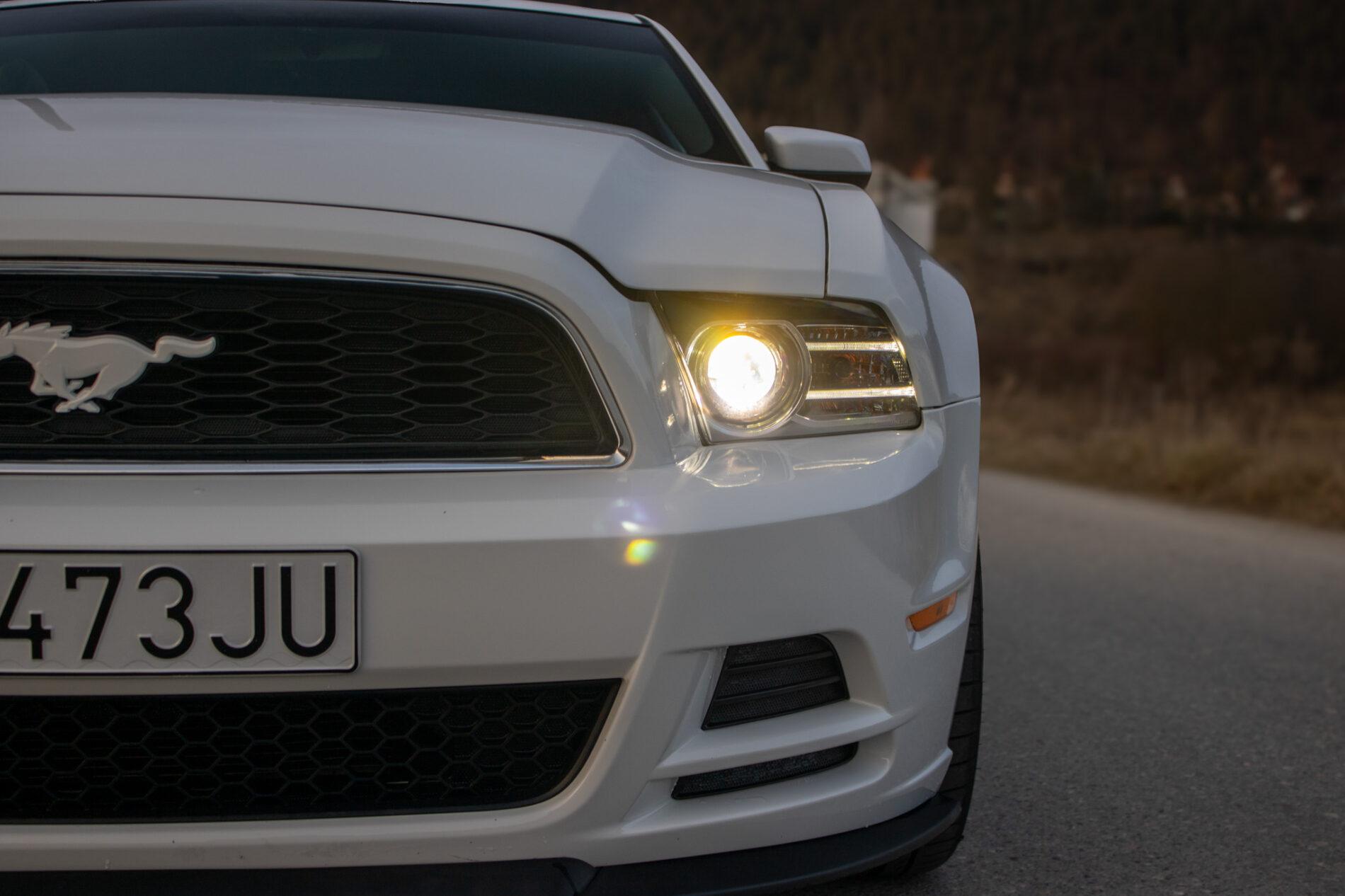2014 Ford Mustang, bílá kupé, 145 899 km