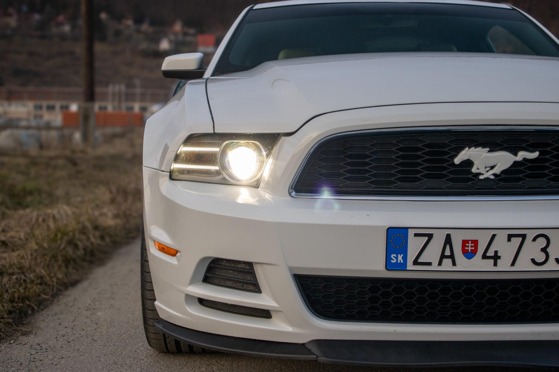 2014 Ford Mustang, bílá kupé, 145 899 km