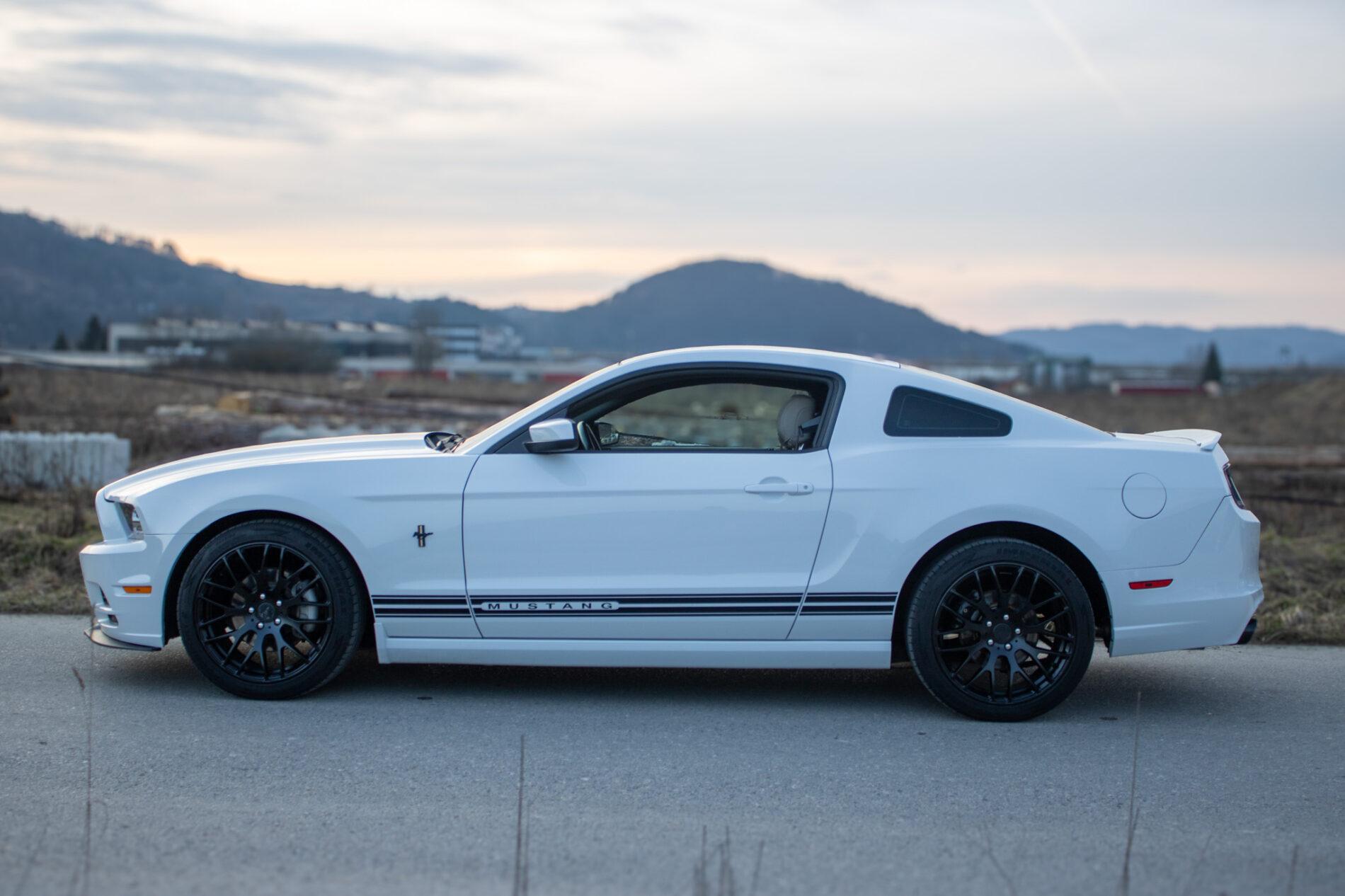 2014 Ford Mustang, bílá kupé, 145 899 km
