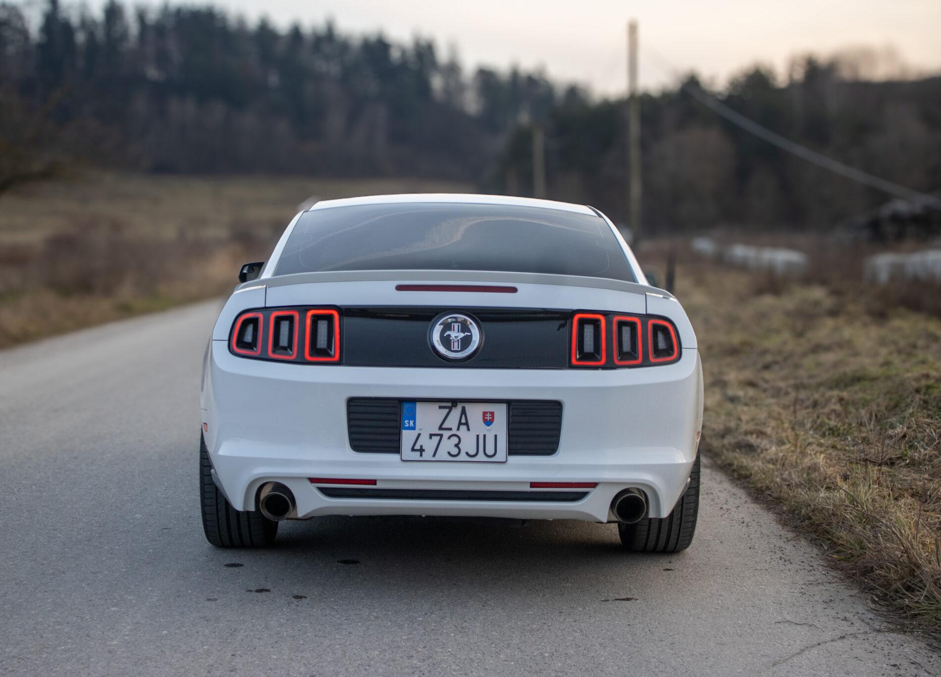 2014 Ford Mustang, bílá kupé, 145 899 km