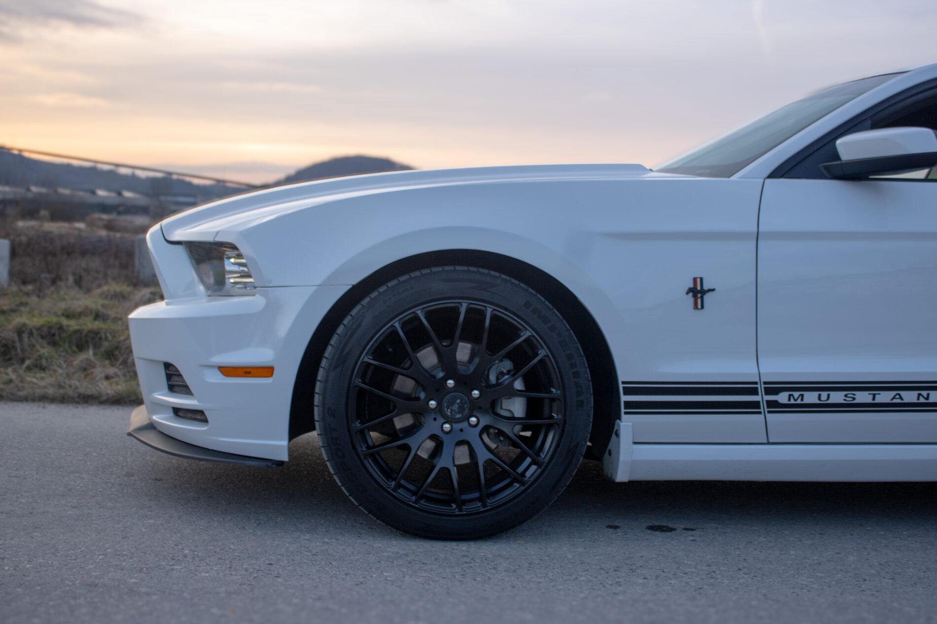 2014 Ford Mustang, bílá kupé, 145 899 km