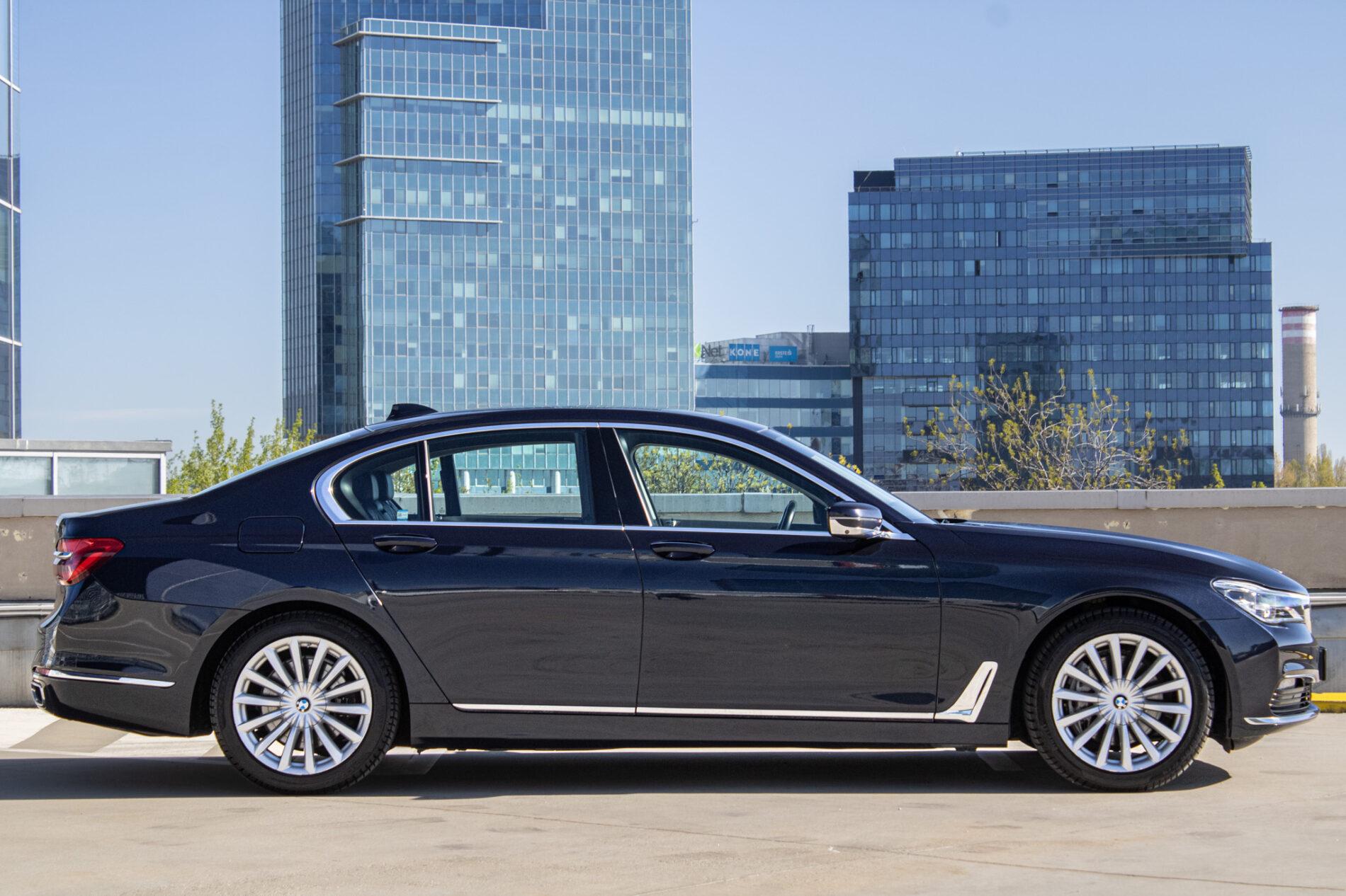 2016 BMW 740d, modrá sedan, 157 369 km