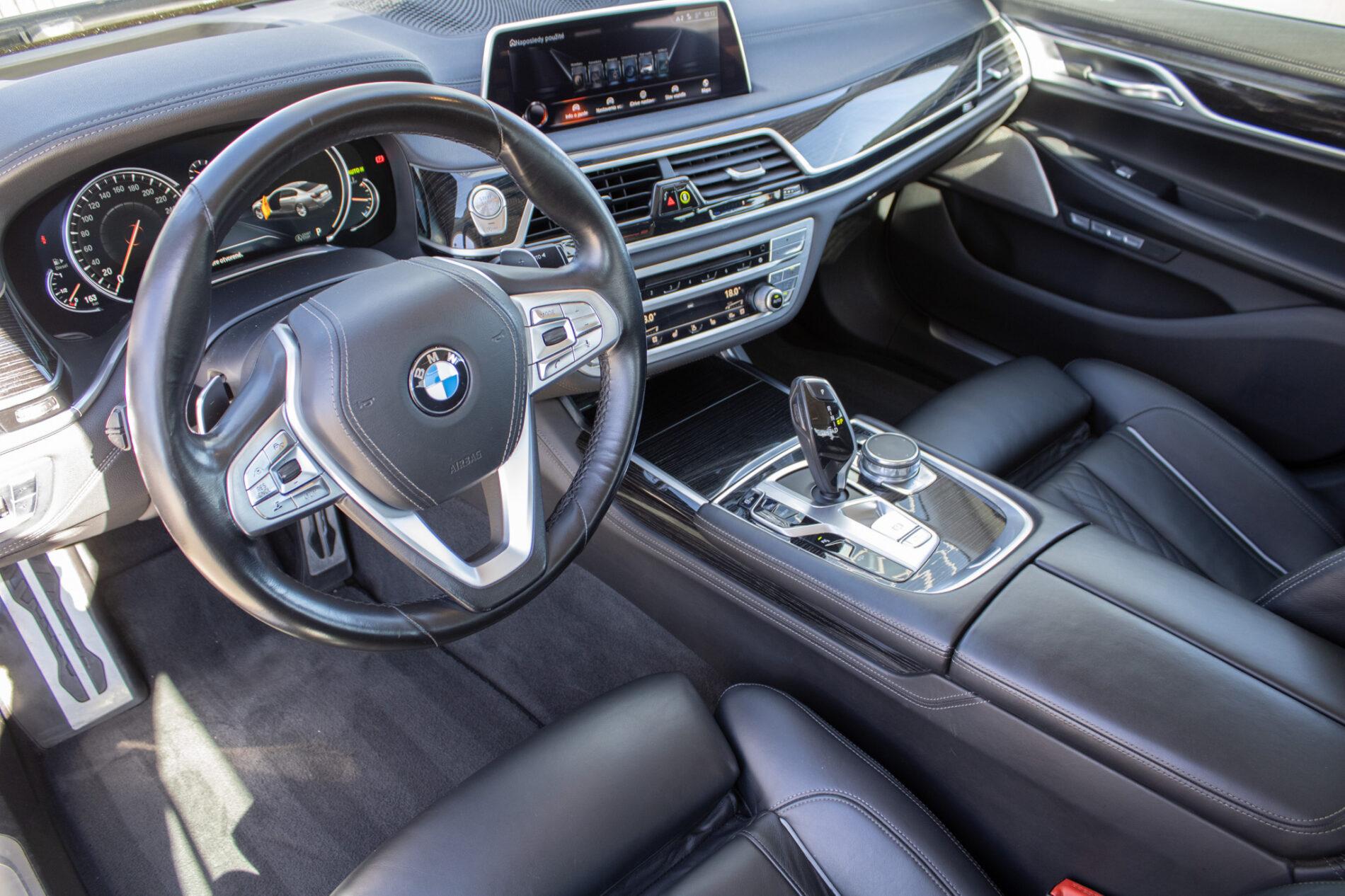 2016 BMW 740d, modrá sedan, 157 369 km