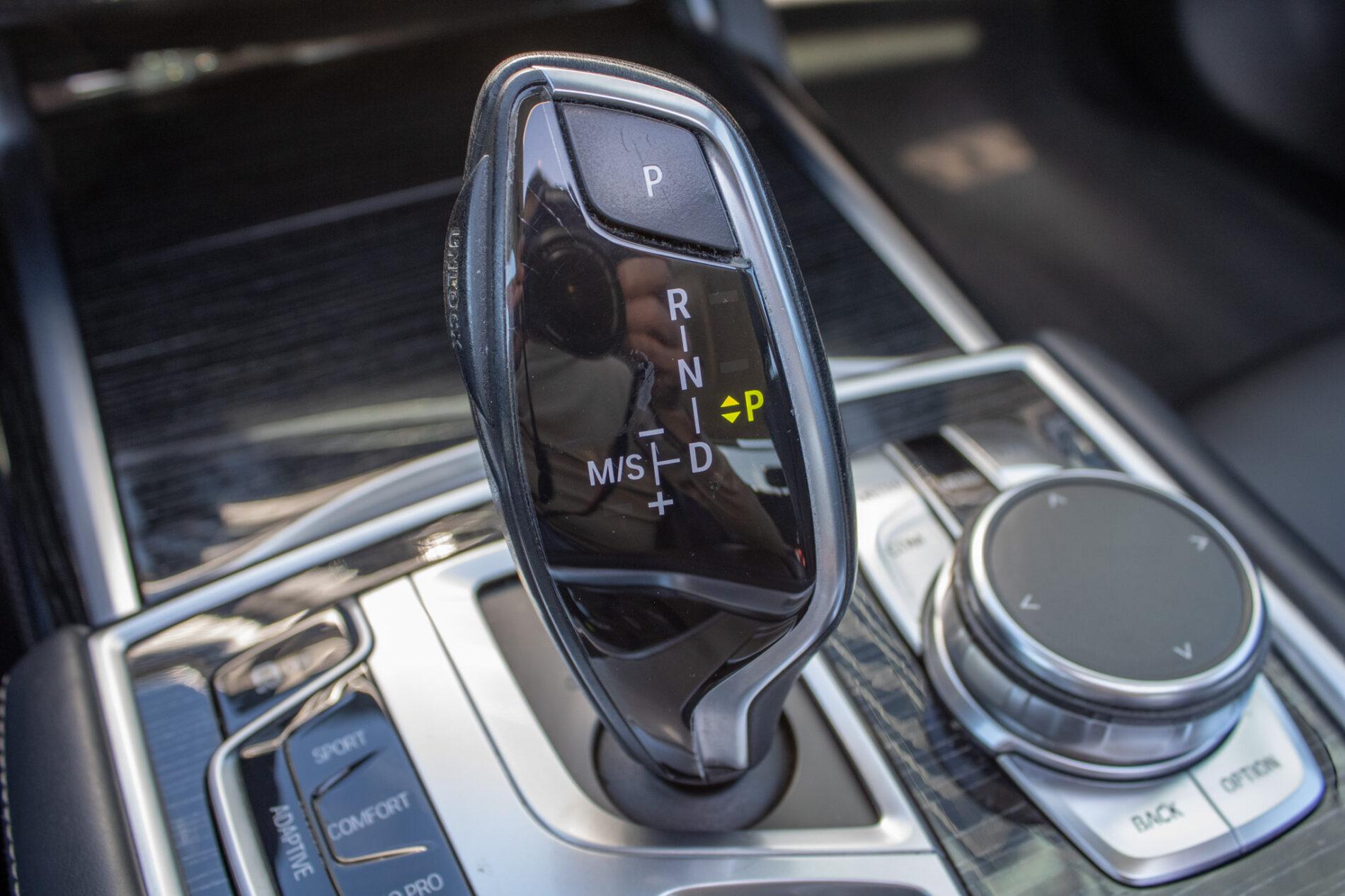 2016 BMW 740d, modrá sedan, 157 369 km