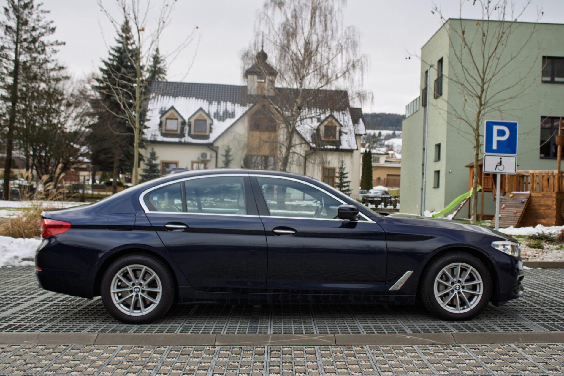 2017 BMW 530d, modrá sedan, 165 358 km