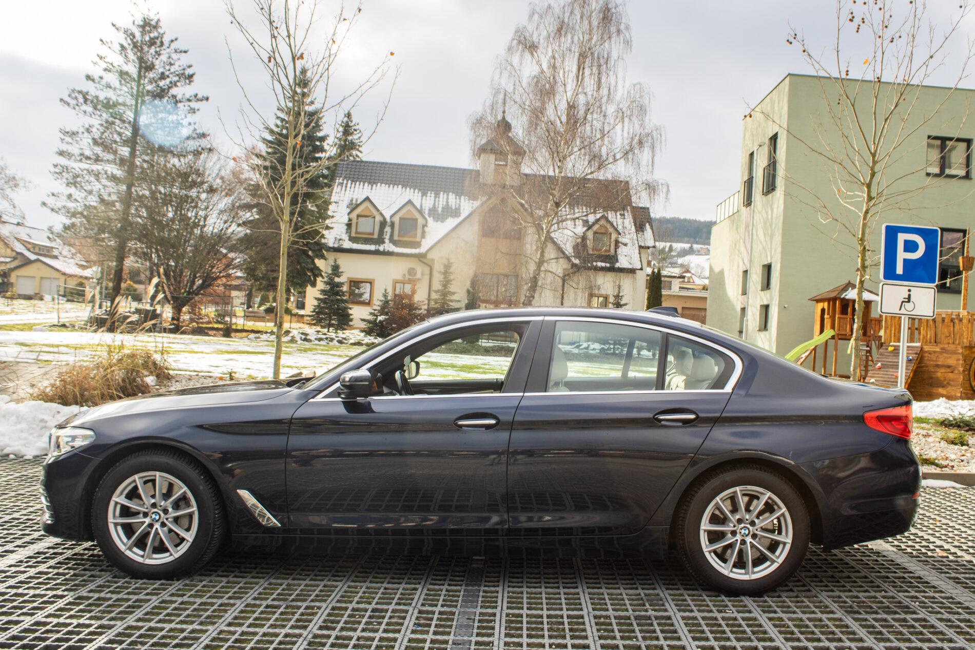 2017 BMW 530d, modrá sedan, 165 358 km