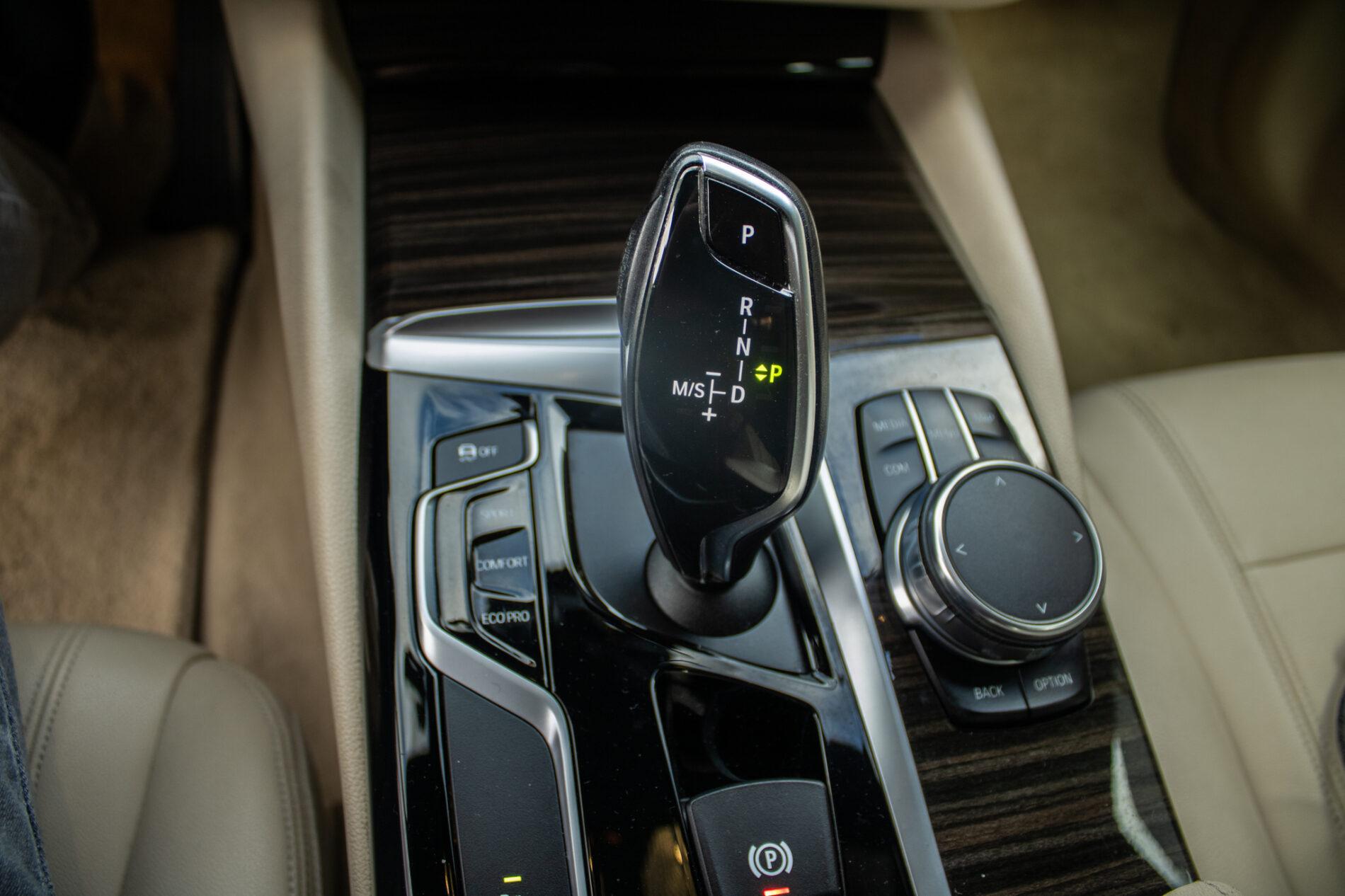 2017 BMW 530d, modrá sedan, 165 358 km