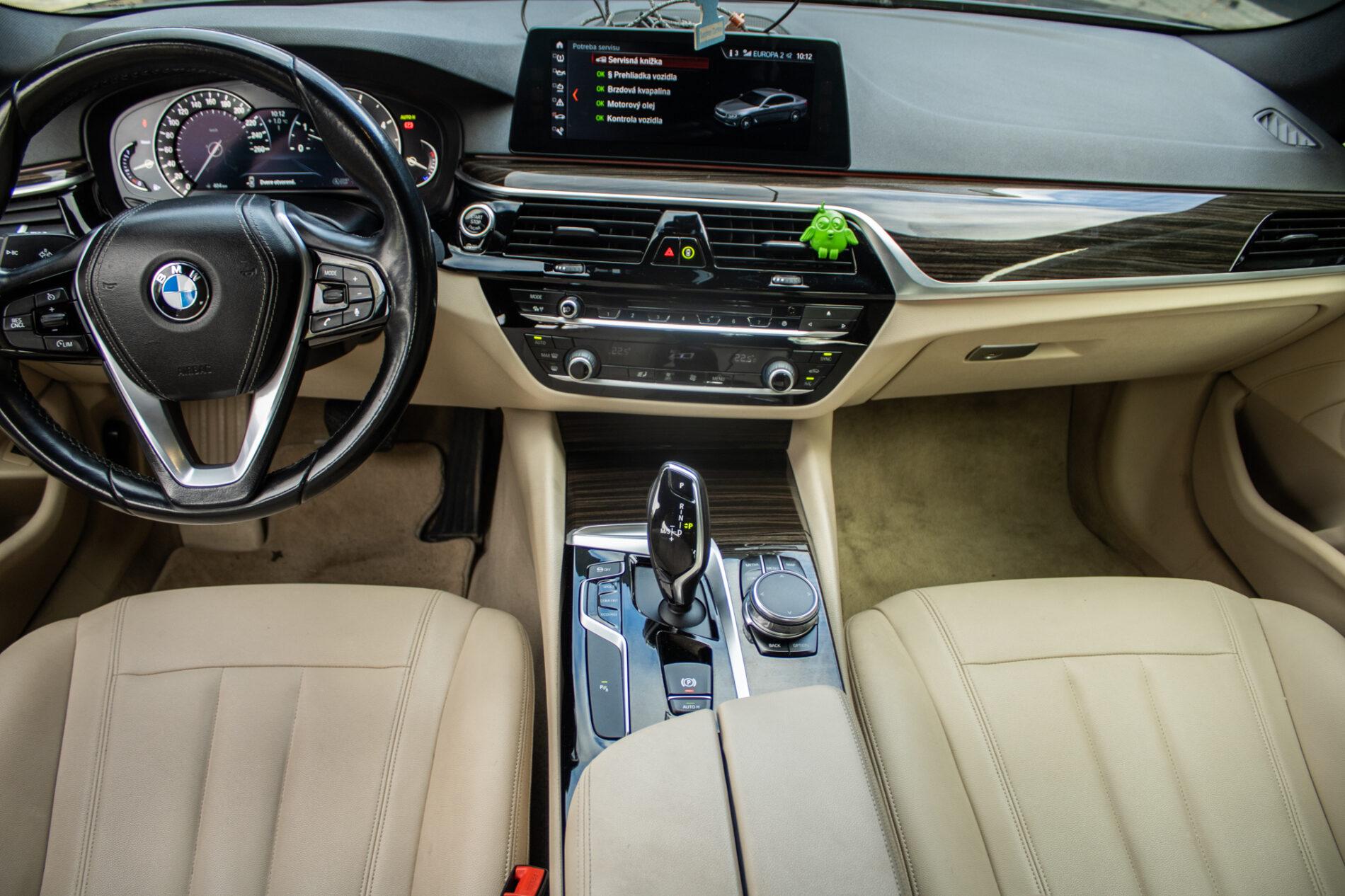 2017 BMW 530d, modrá sedan, 165 358 km