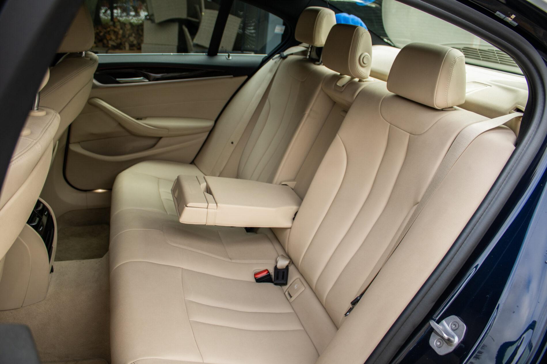2017 BMW 530d, modrá sedan, 165 358 km