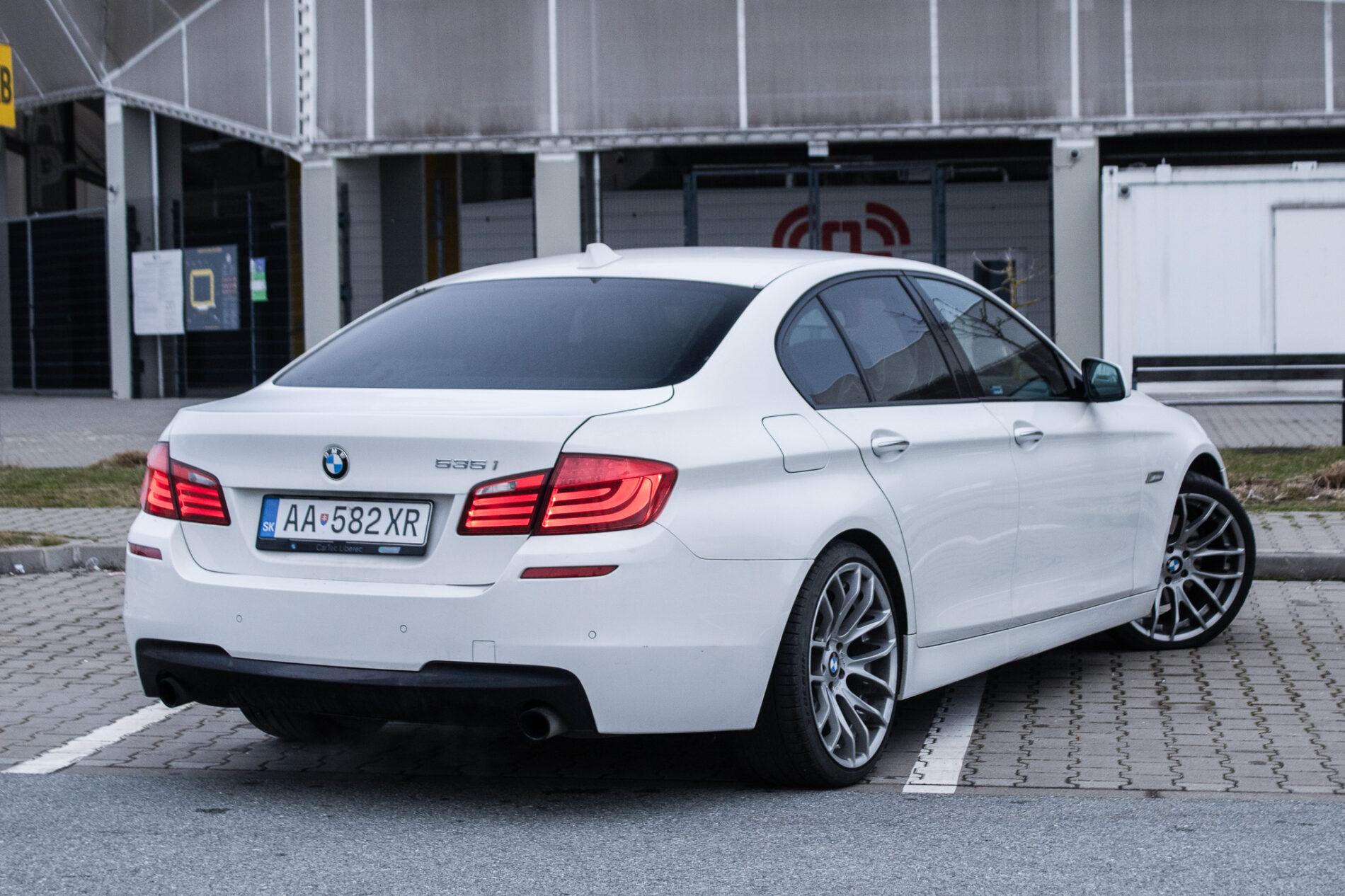 2010 BMW 535i, bílá sedan, 255 870 km