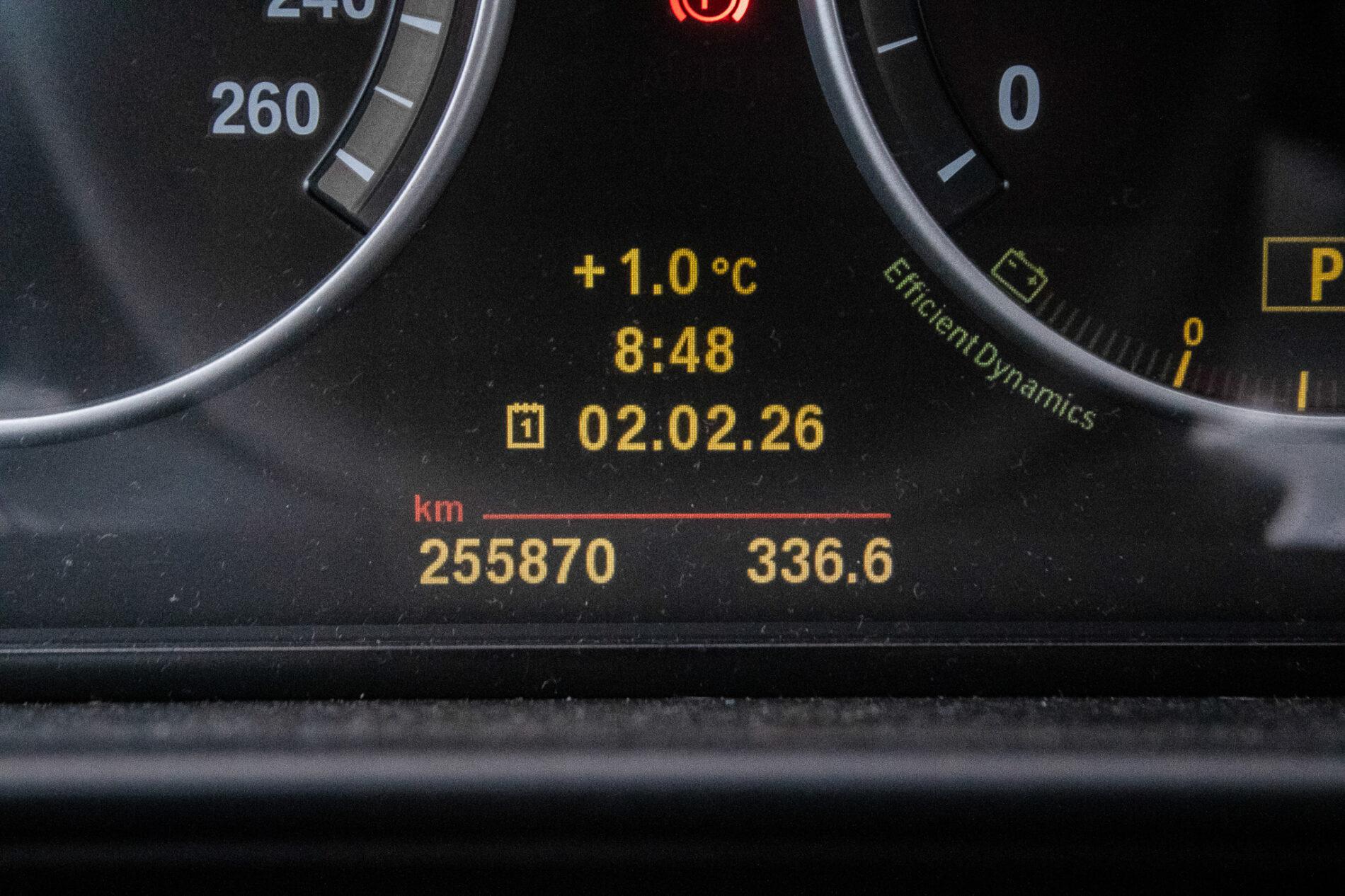 2010 BMW 535i, bílá sedan, 255 870 km