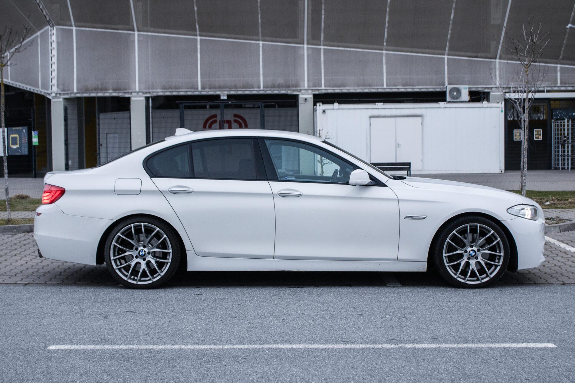 2010 BMW 535i, bílá sedan, 255 870 km