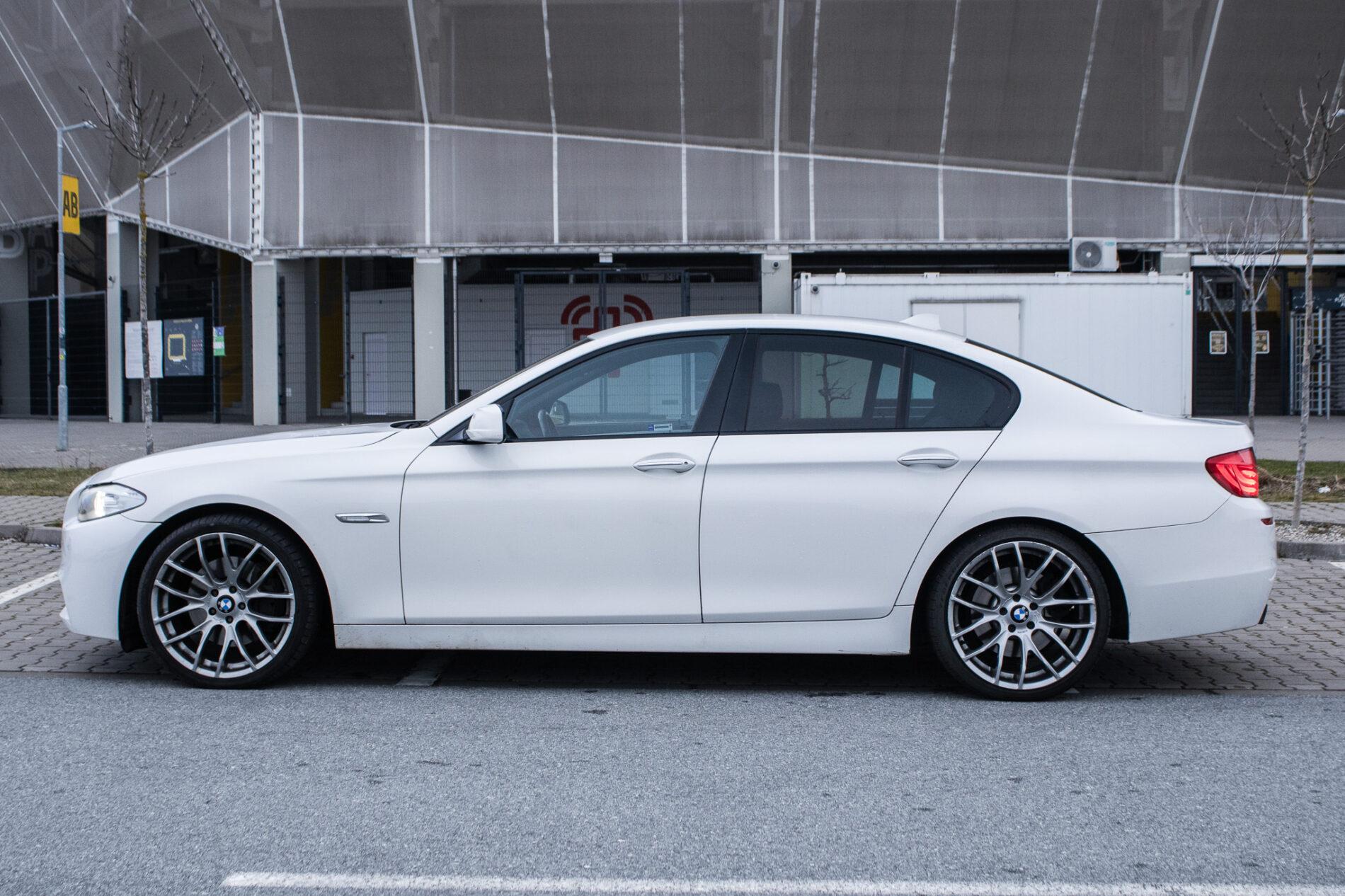 2010 BMW 535i, bílá sedan, 255 870 km