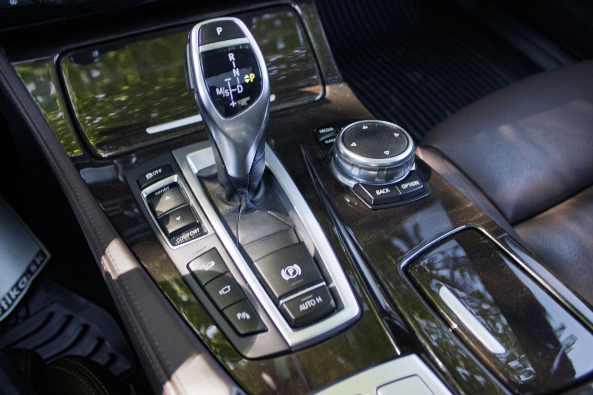 2016 BMW 535i, modrá sedan, 158 386 km