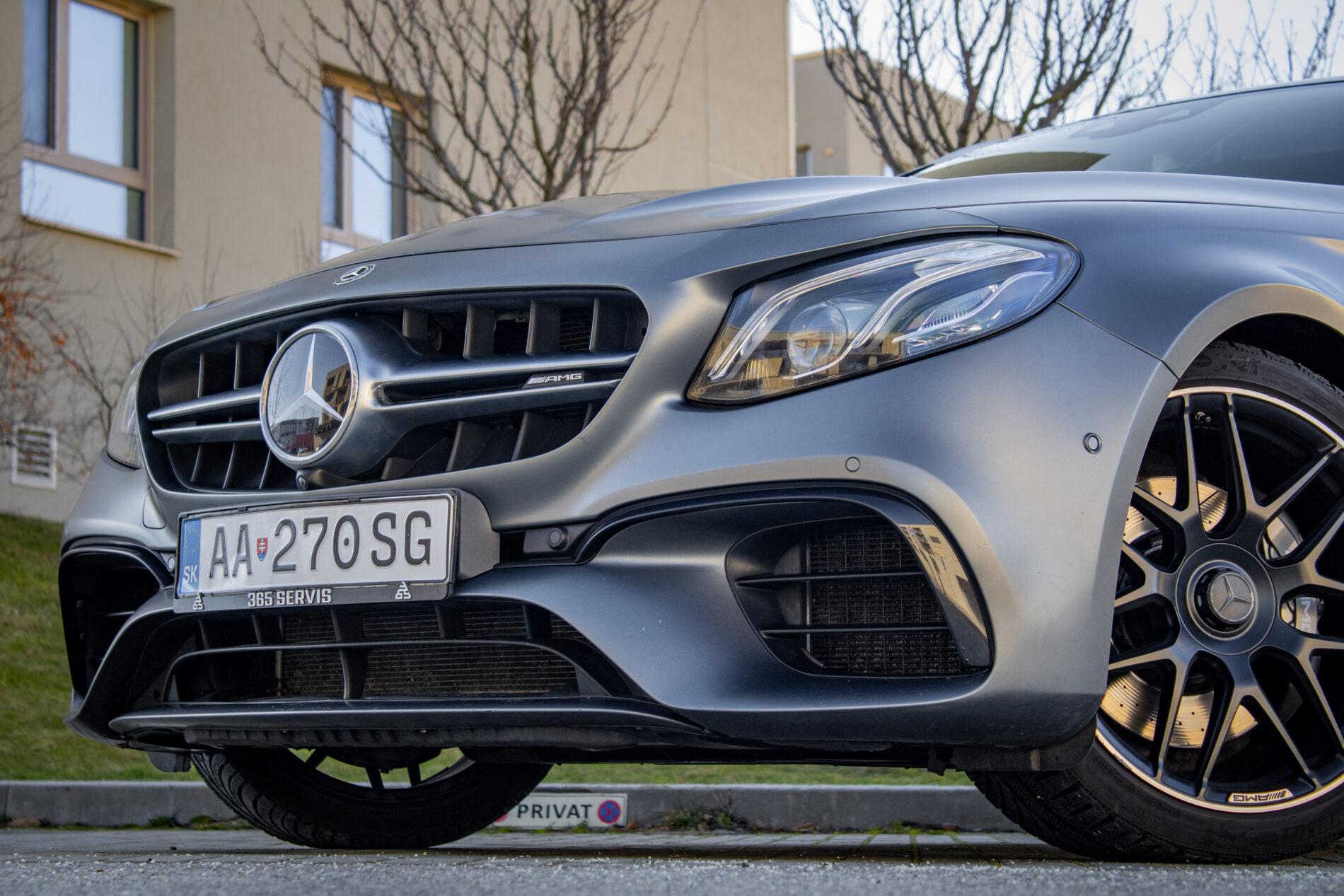 2019 Mercedes-Benz E 63 AMG, šedá kombi, 165 262 km