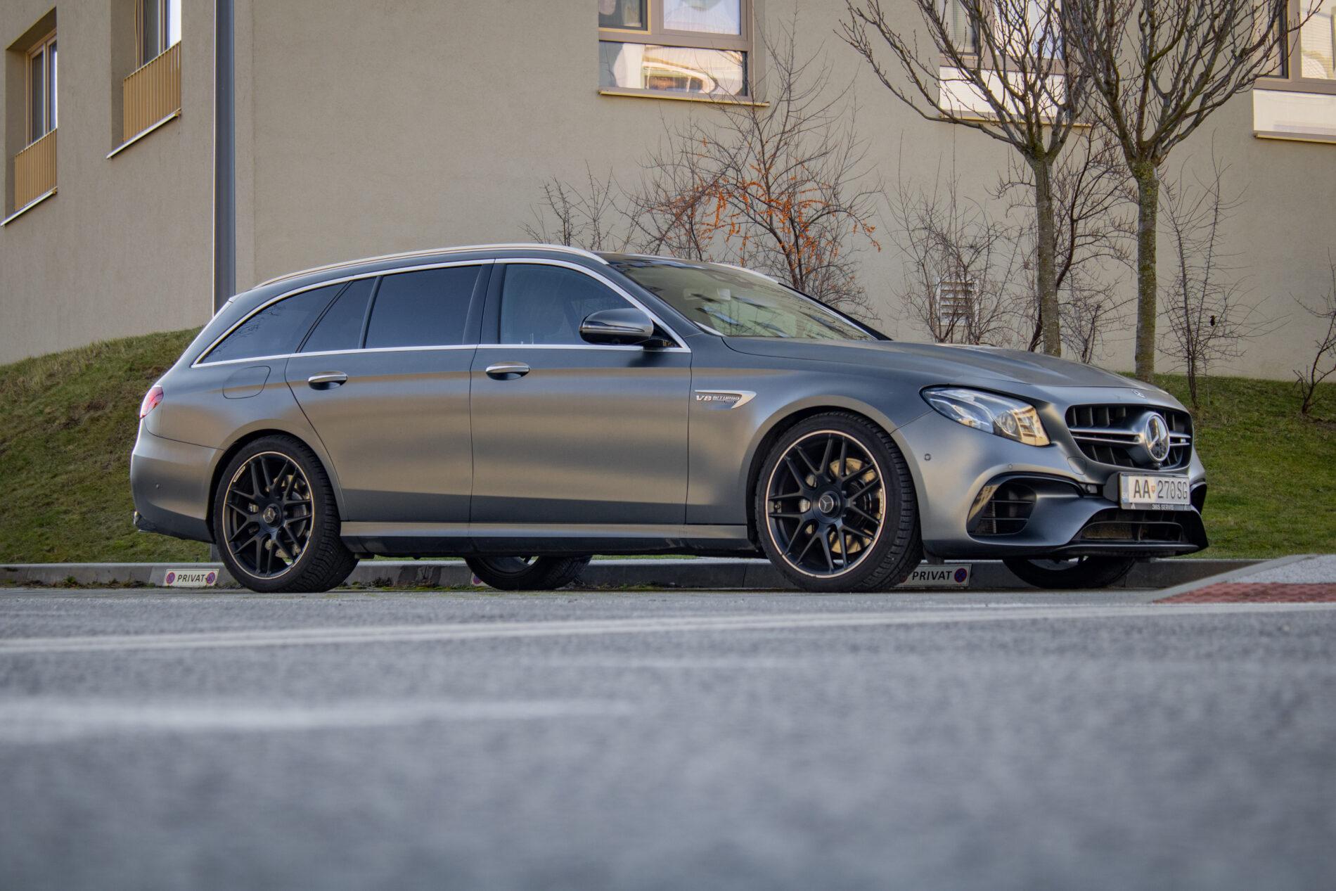 2019 Mercedes-Benz E 63 AMG, šedá kombi, 165 262 km