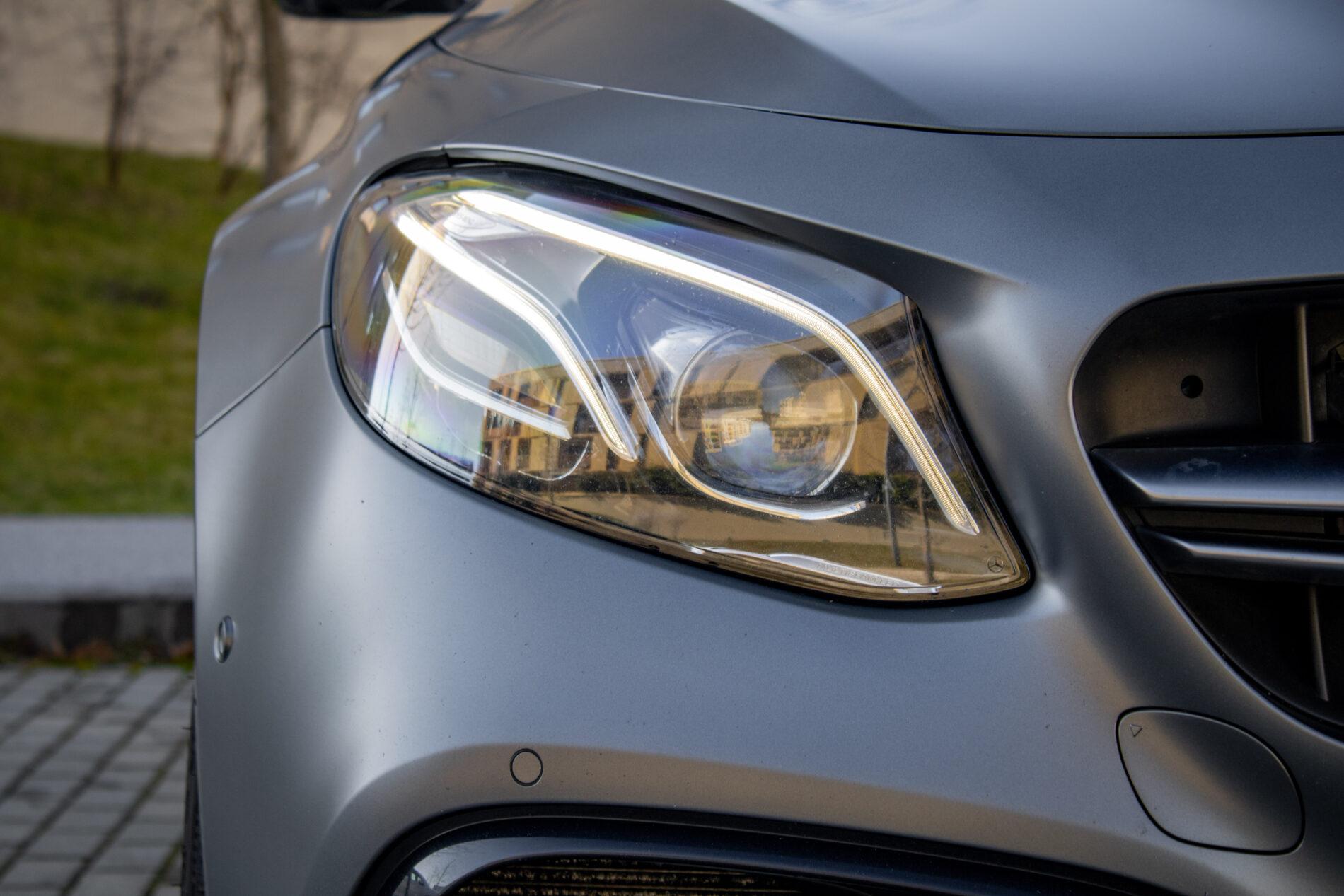 2019 Mercedes-Benz E 63 AMG, šedá kombi, 165 262 km