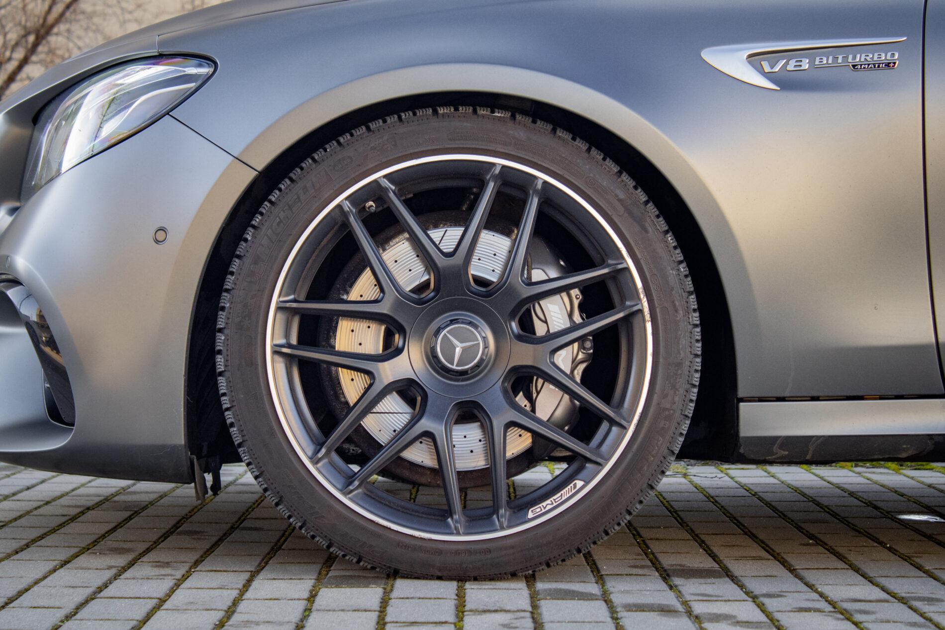 2019 Mercedes-Benz E 63 AMG, šedá kombi, 165 262 km