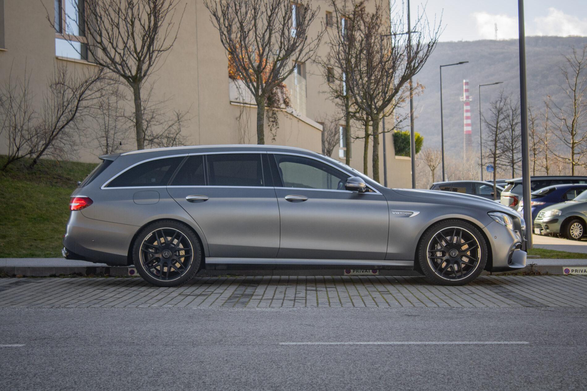 2019 Mercedes-Benz E 63 AMG, šedá kombi, 165 262 km