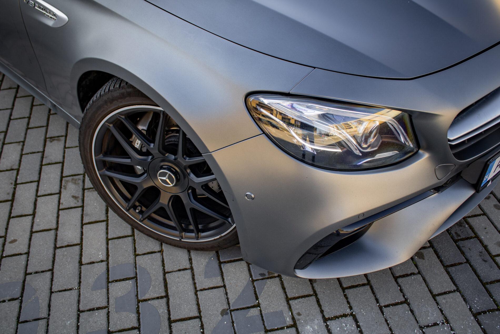 2019 Mercedes-Benz E 63 AMG, šedá kombi, 165 262 km