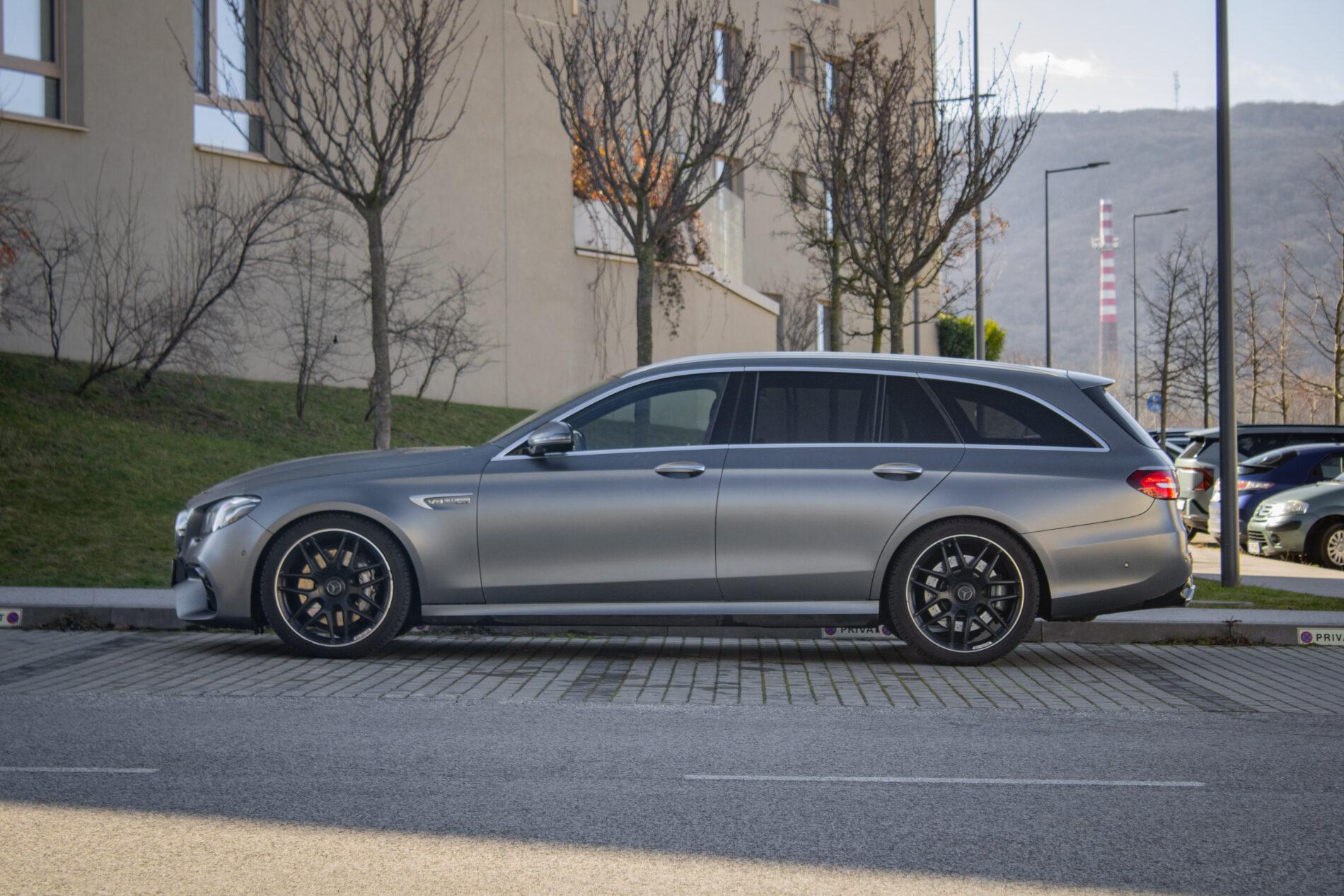 2019 Mercedes-Benz E 63 AMG, šedá kombi, 165 262 km