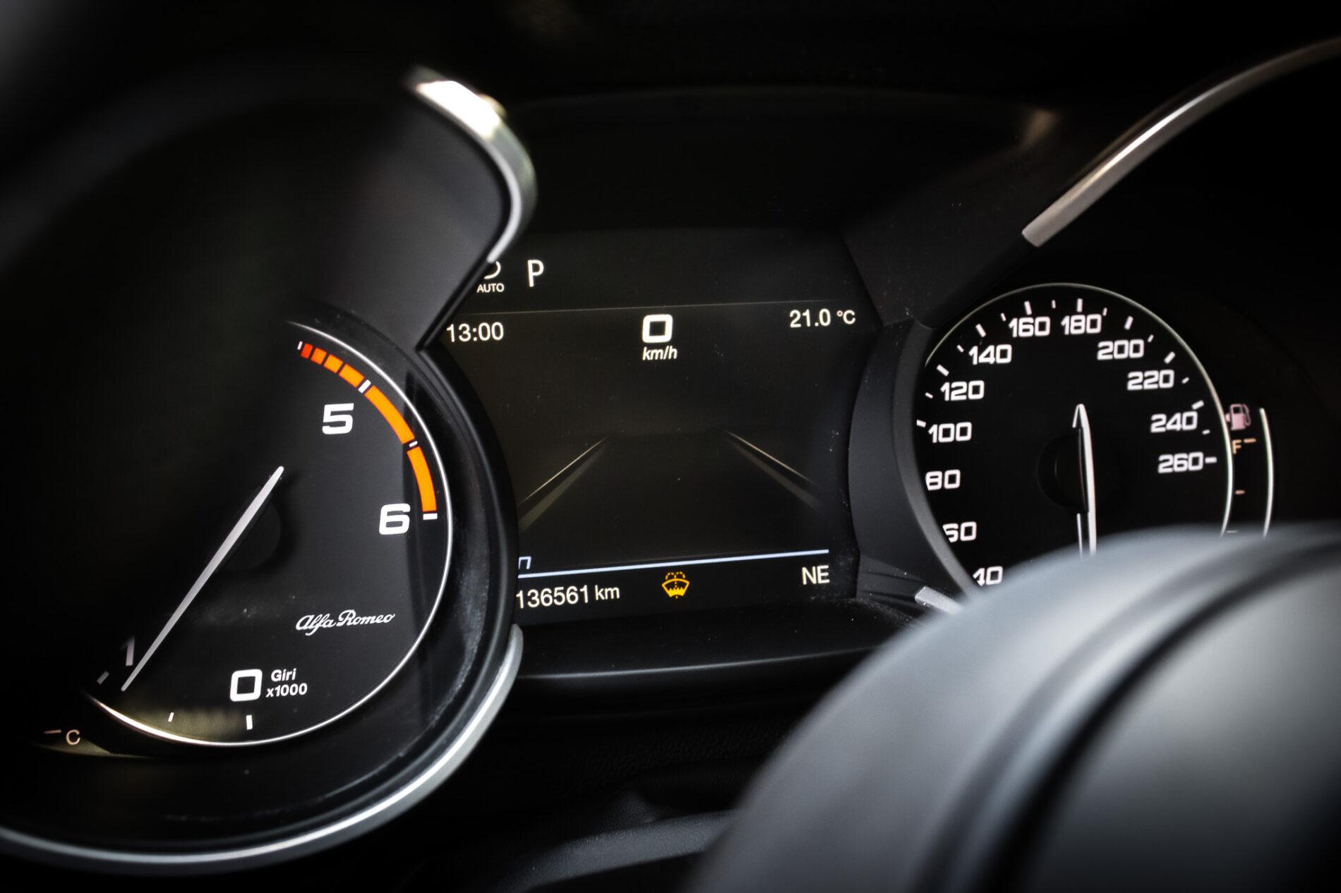 2021 Alfa Romeo Stelvio, stříbrná suv, 136 500 km