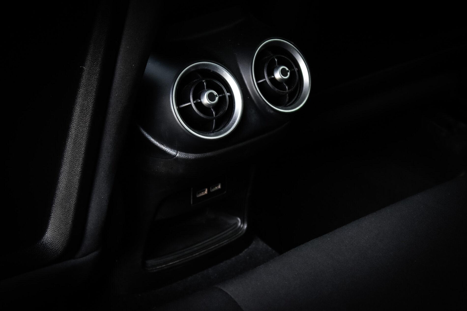 2021 Alfa Romeo Stelvio, stříbrná suv, 136 500 km