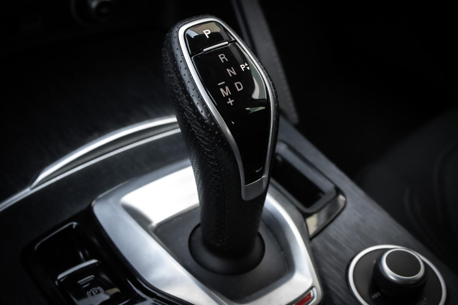 2021 Alfa Romeo Stelvio, stříbrná suv, 136 500 km