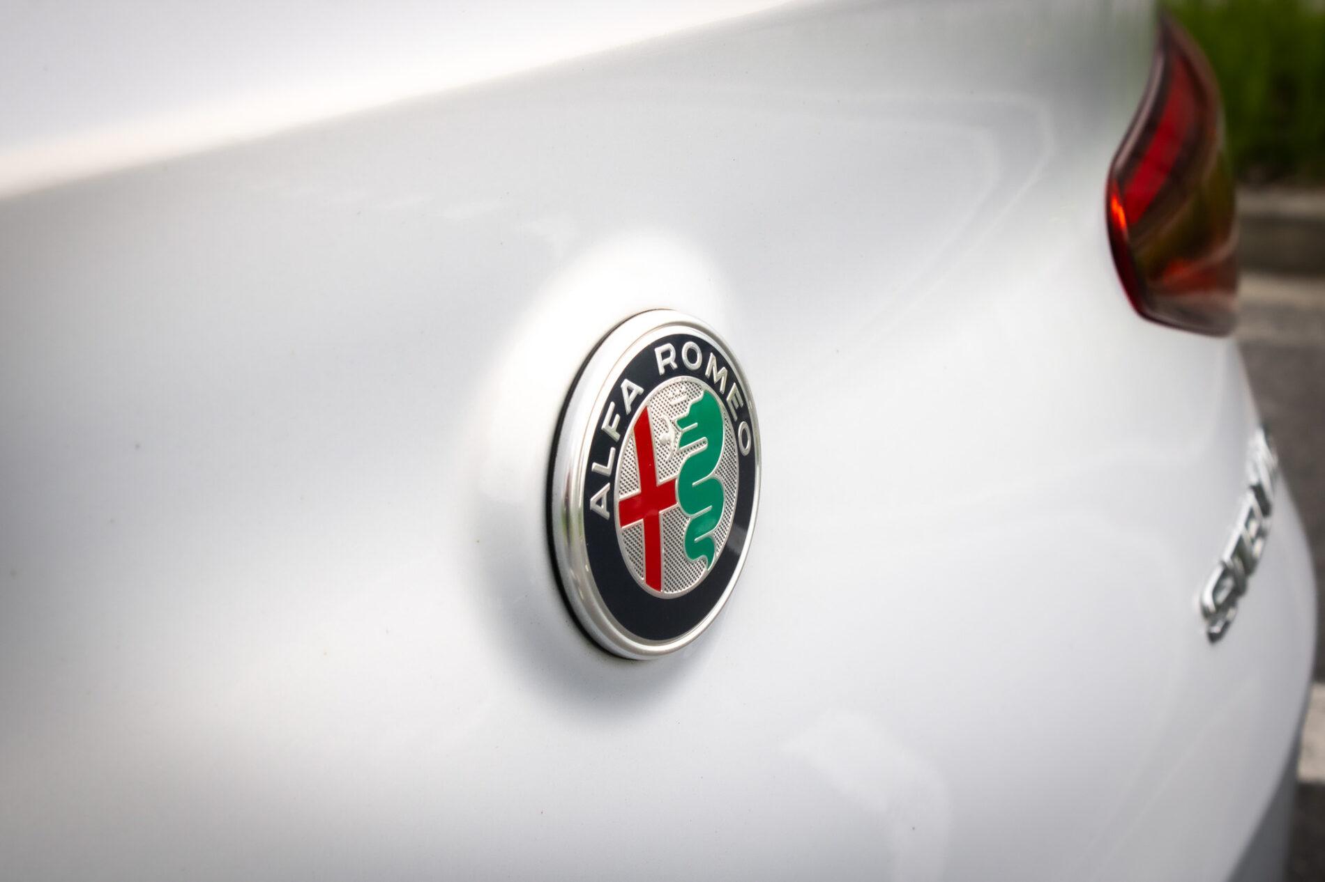 2021 Alfa Romeo Stelvio, stříbrná suv, 136 500 km